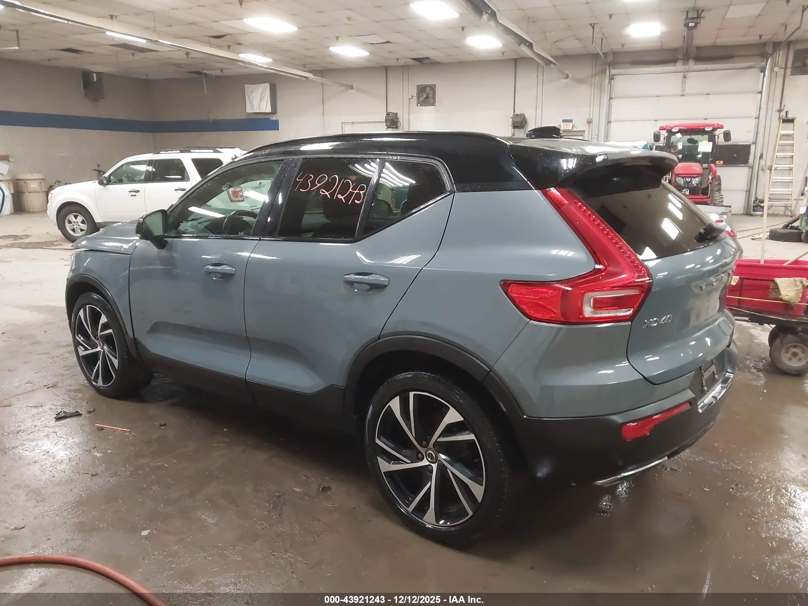 VOLVO XC40 image 3