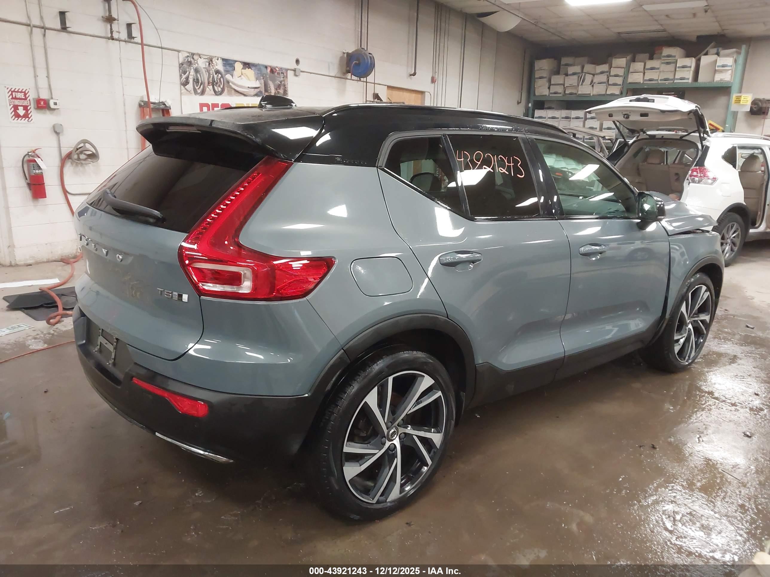 VOLVO XC40 image 4