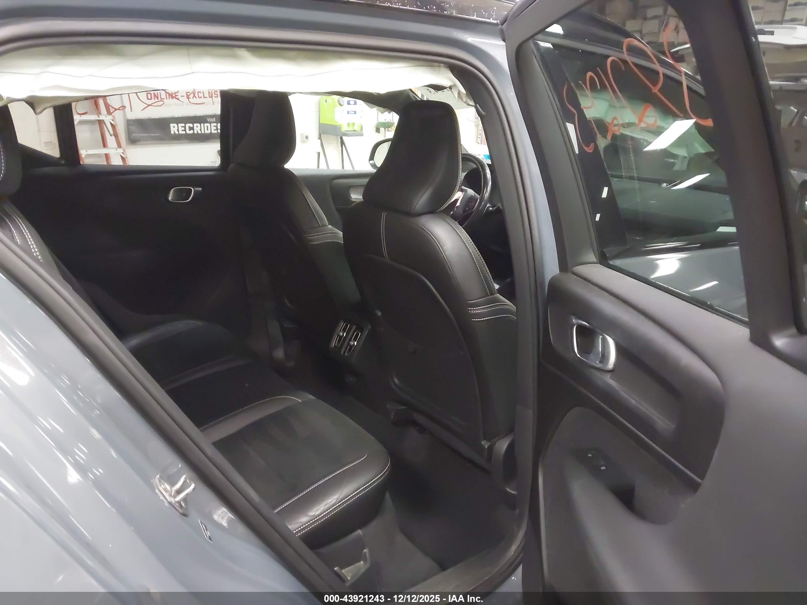VOLVO XC40 image 8