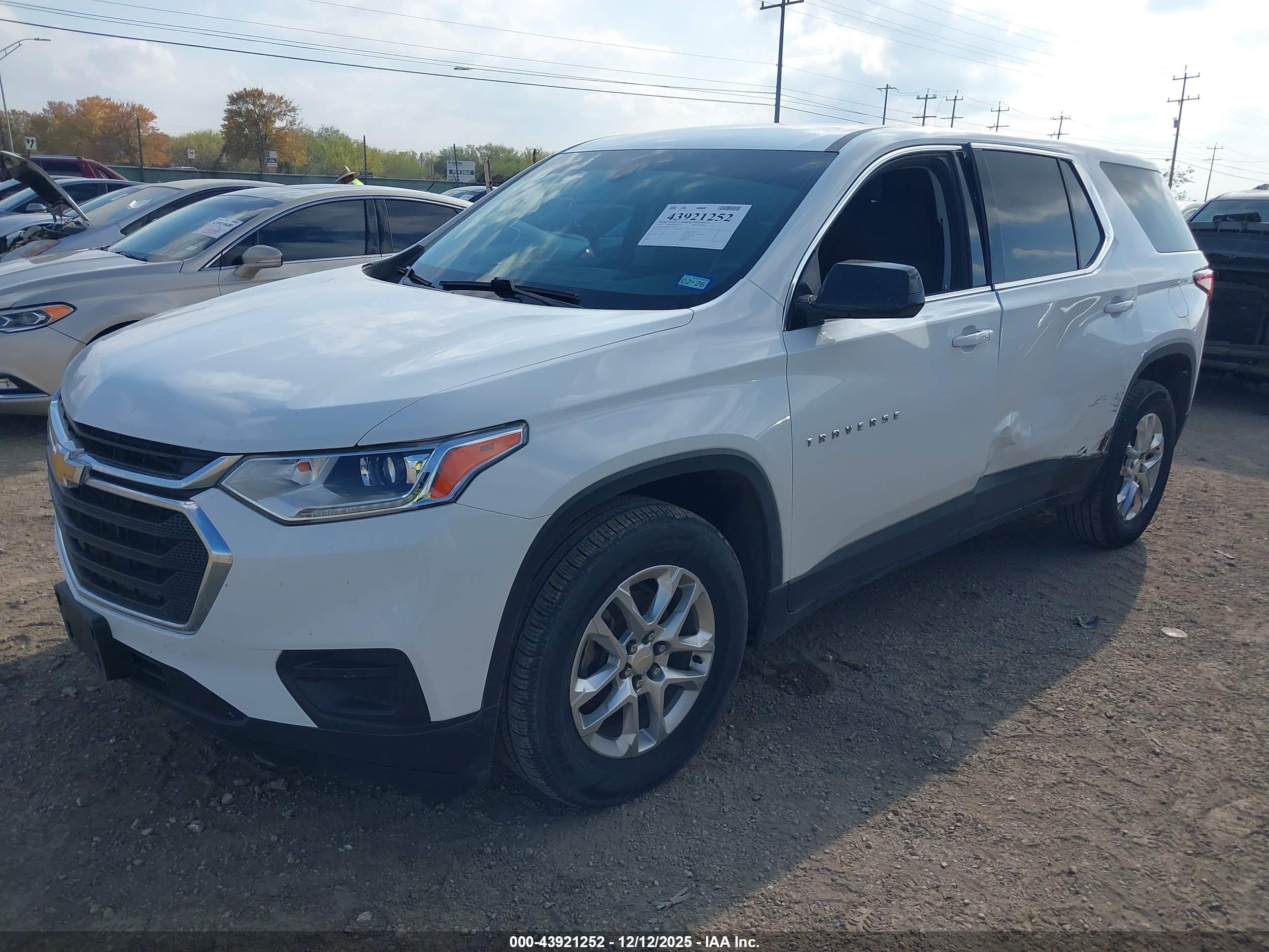 CHEVROLET TRAVERSE image 2
