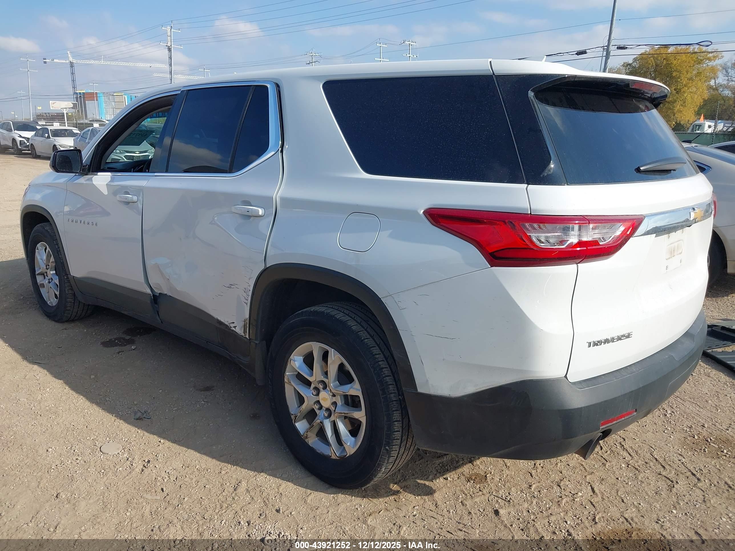 CHEVROLET TRAVERSE image 3