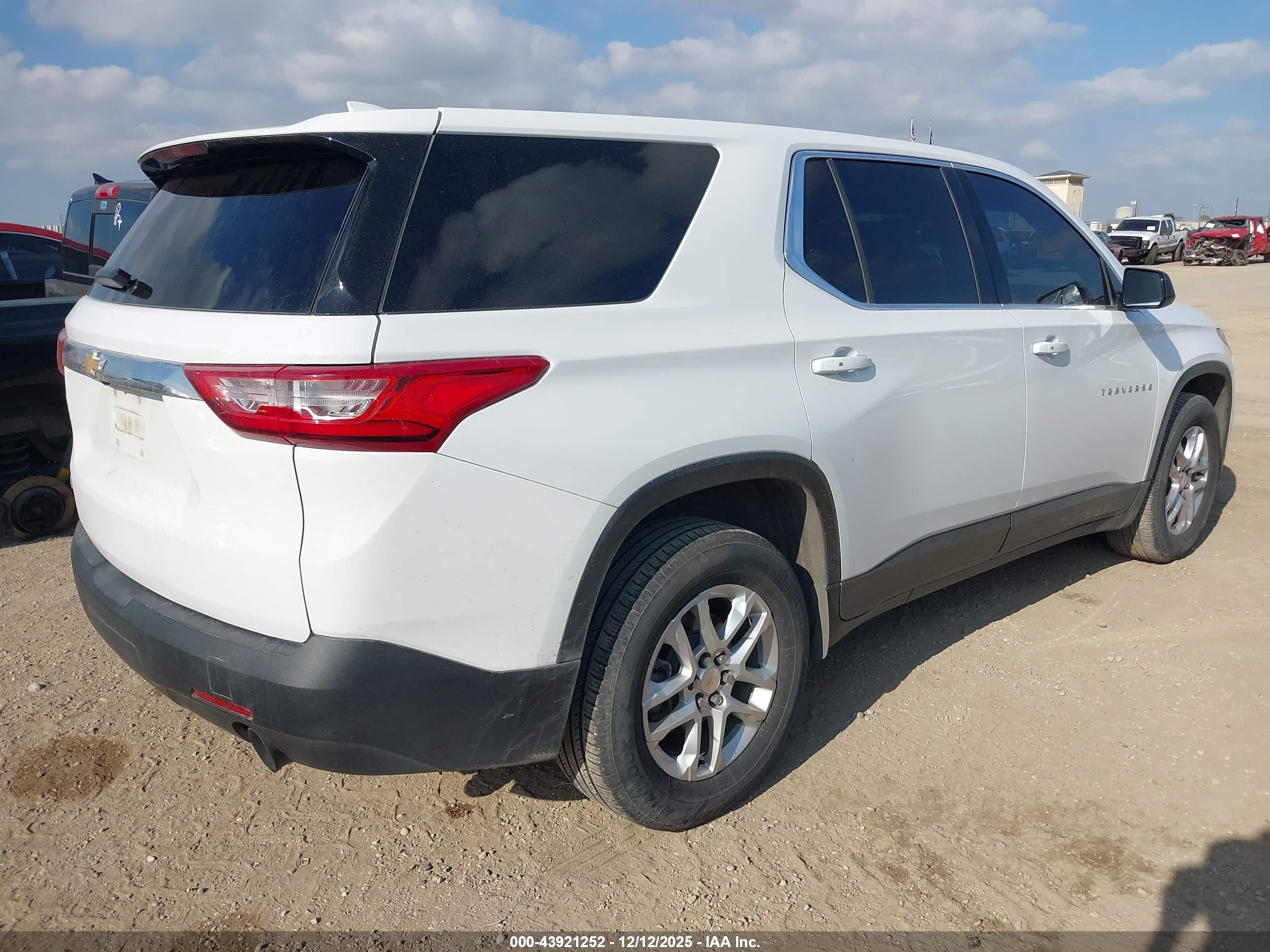 CHEVROLET TRAVERSE image 4