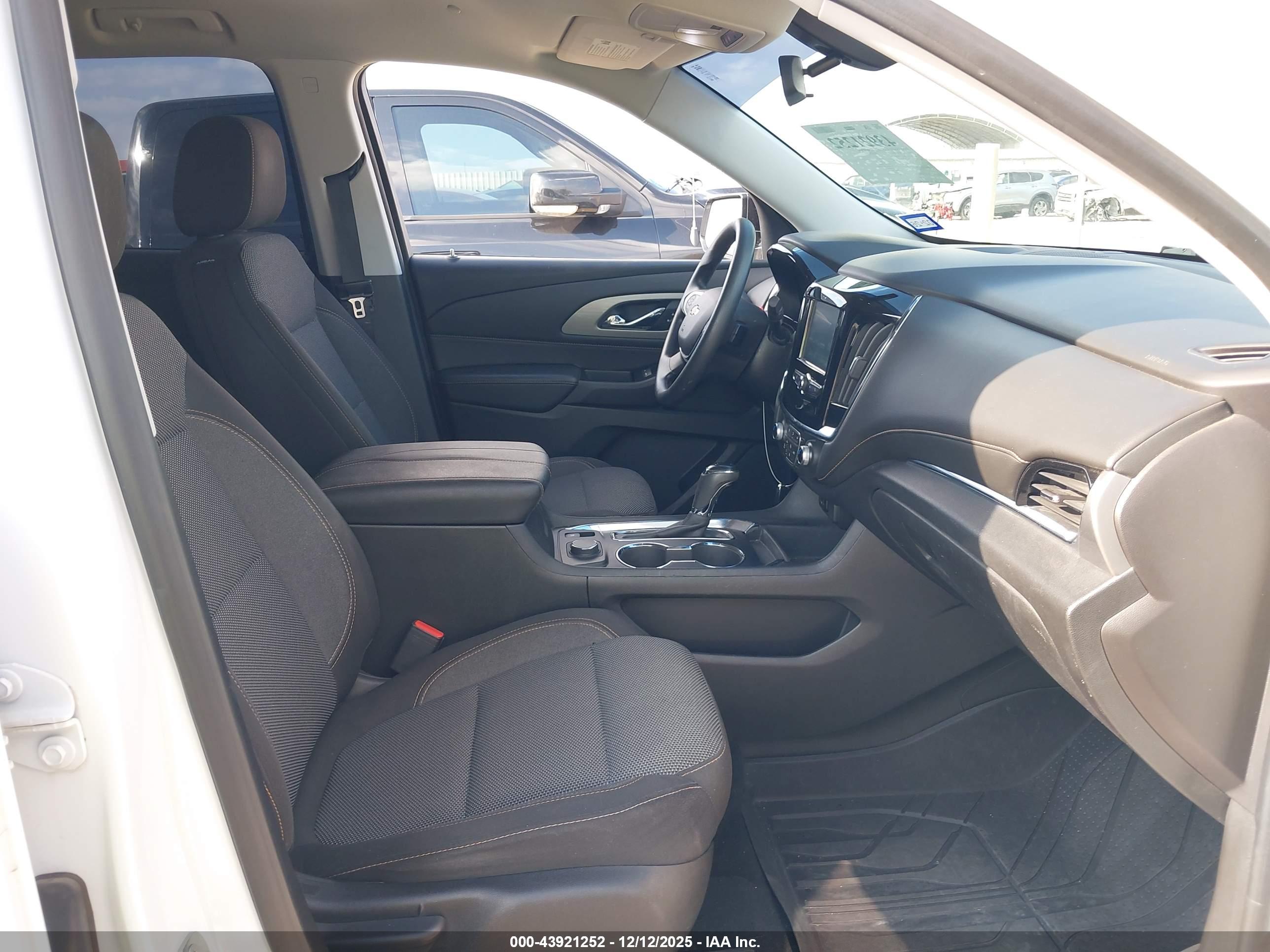 CHEVROLET TRAVERSE image 5