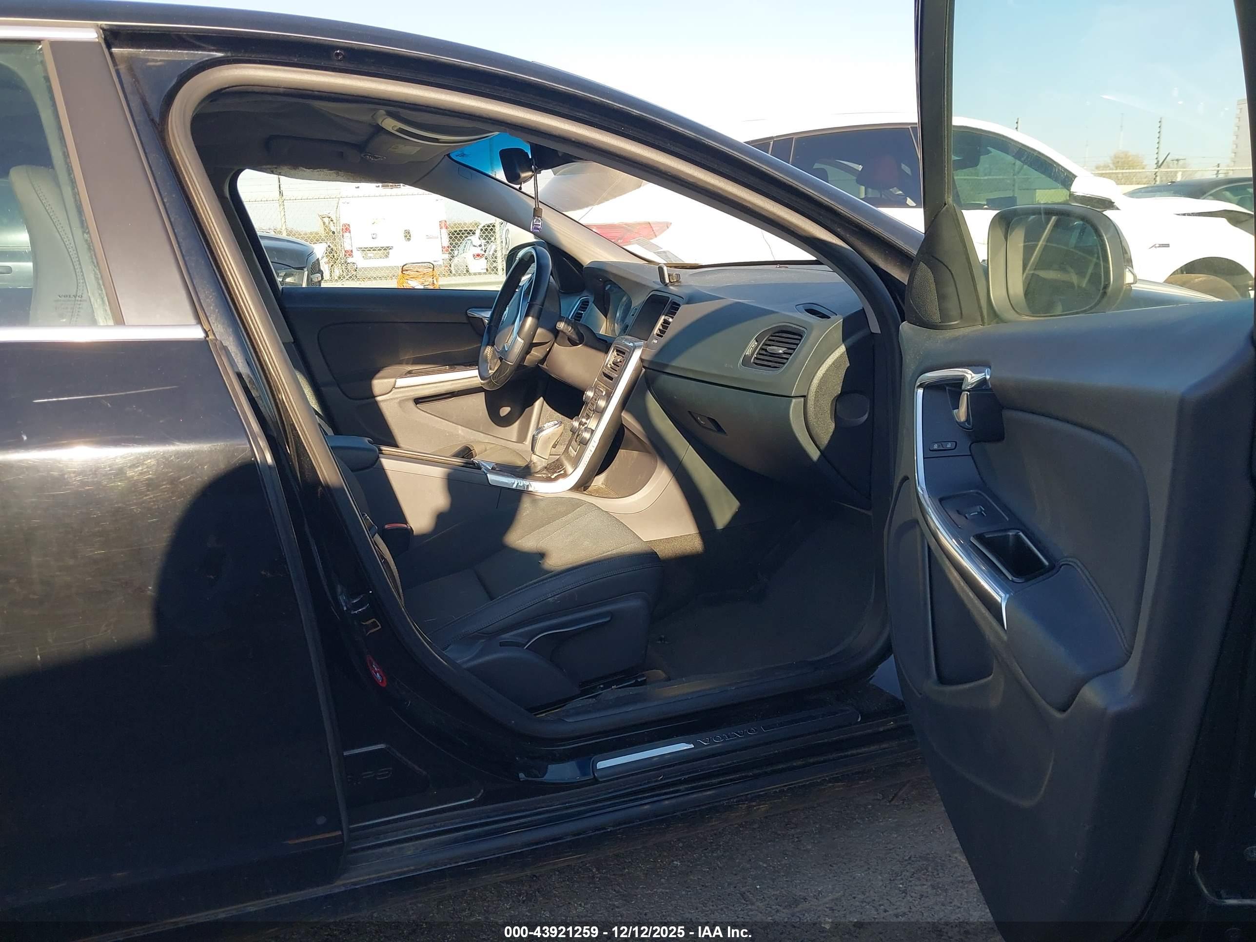 VOLVO S60 image 5