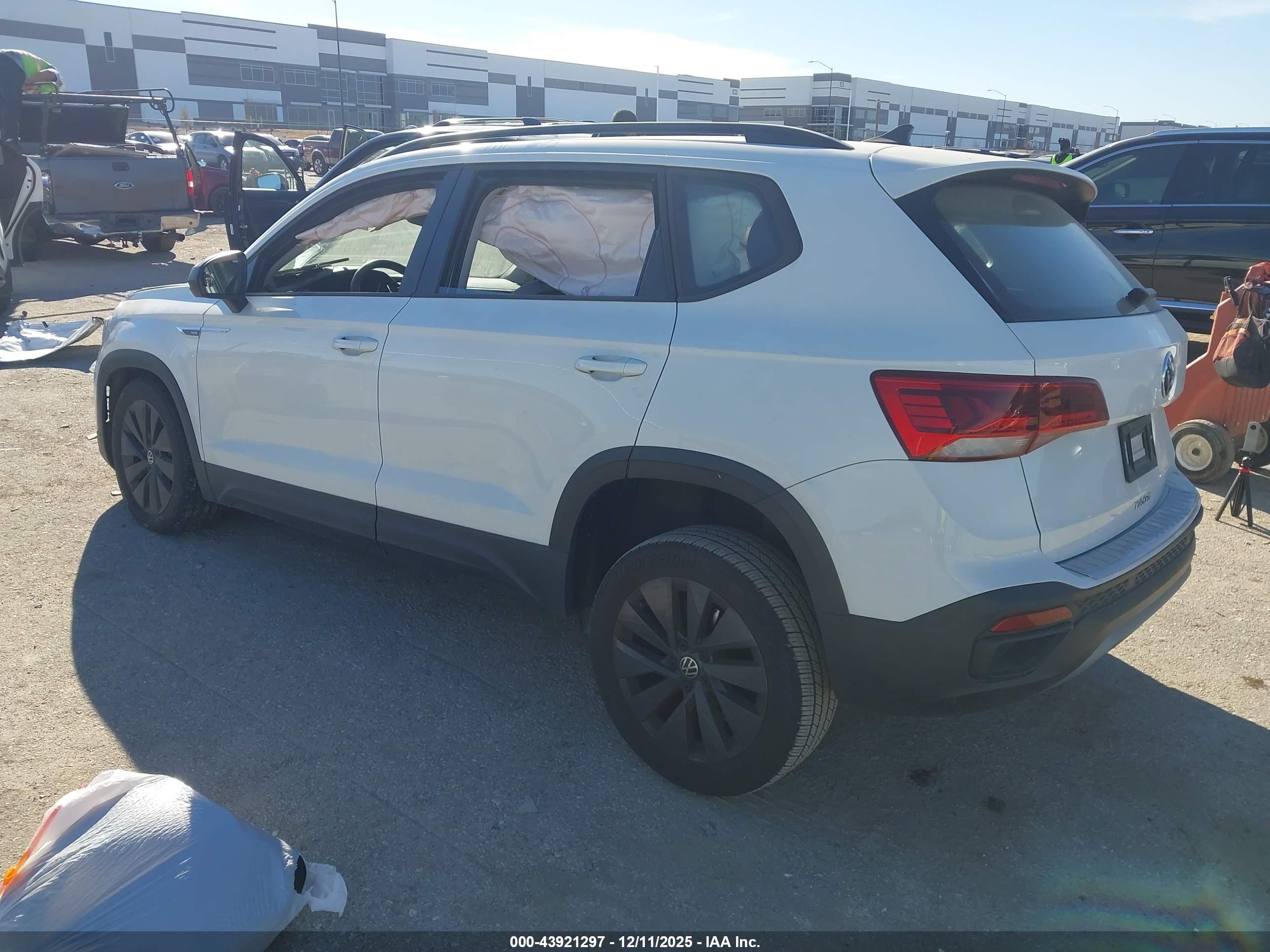 VOLKSWAGEN TAOS image 3