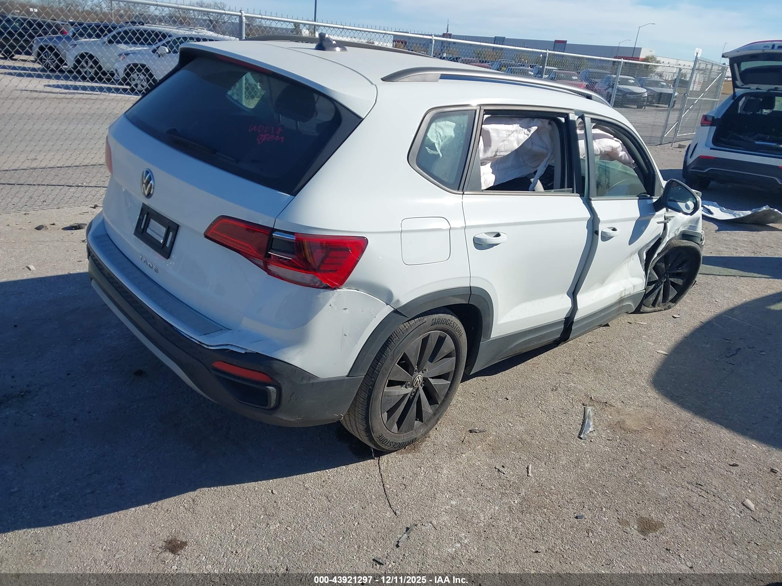 VOLKSWAGEN TAOS image 4