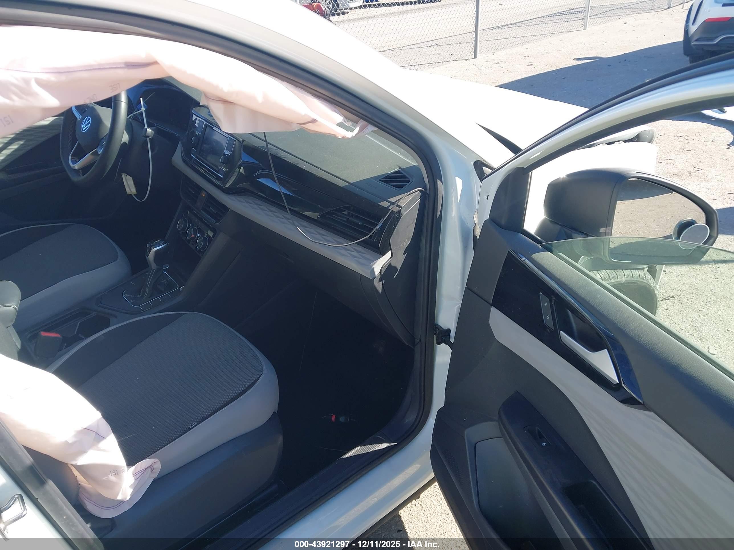 VOLKSWAGEN TAOS image 5