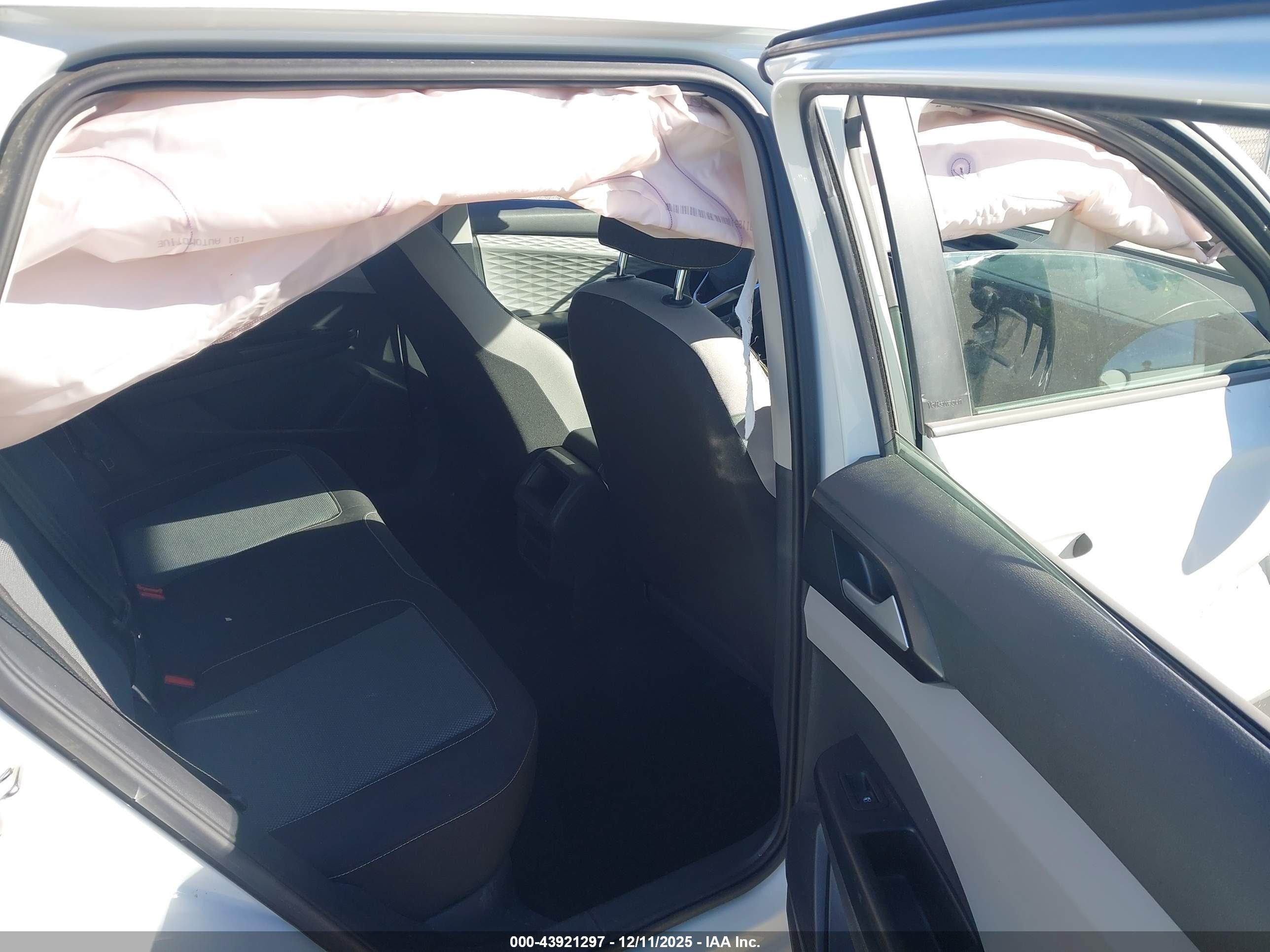 VOLKSWAGEN TAOS image 8