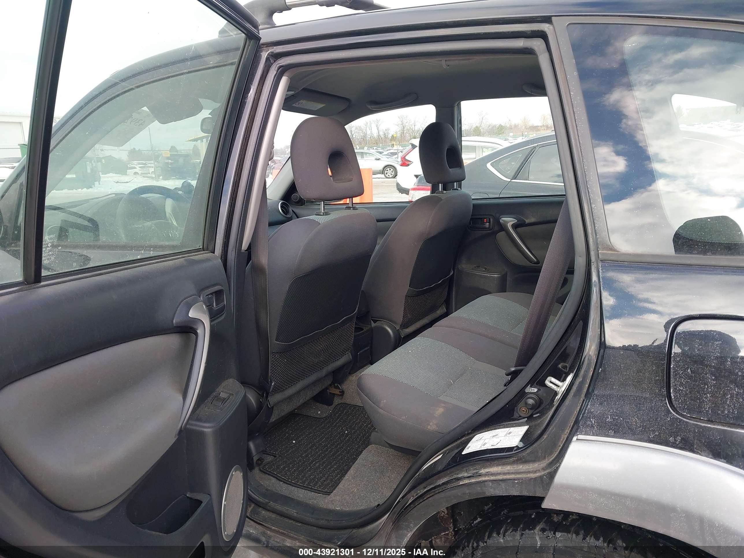 TOYOTA RAV4 image 8