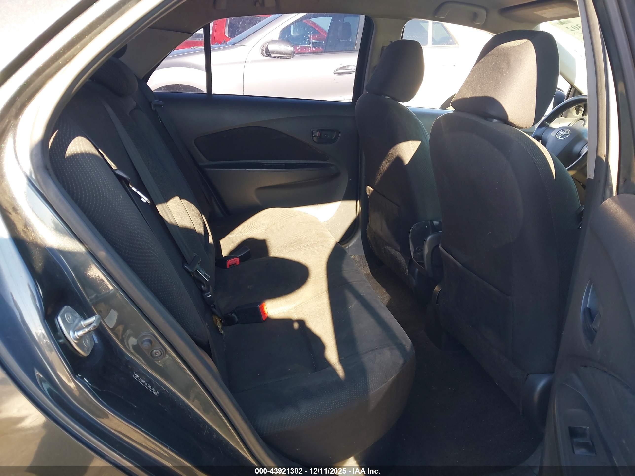 TOYOTA YARIS image 8