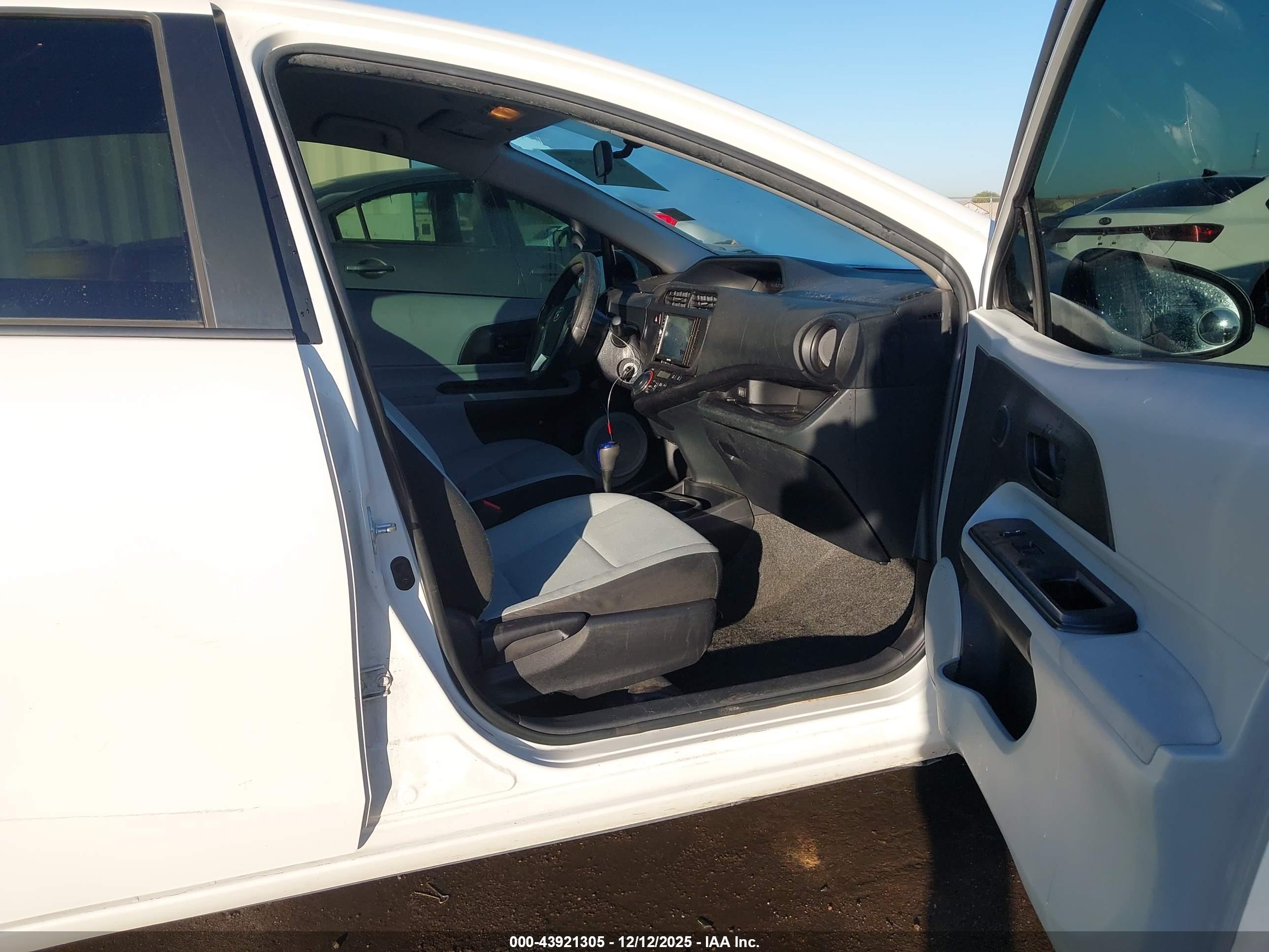 TOYOTA PRIUS image 5