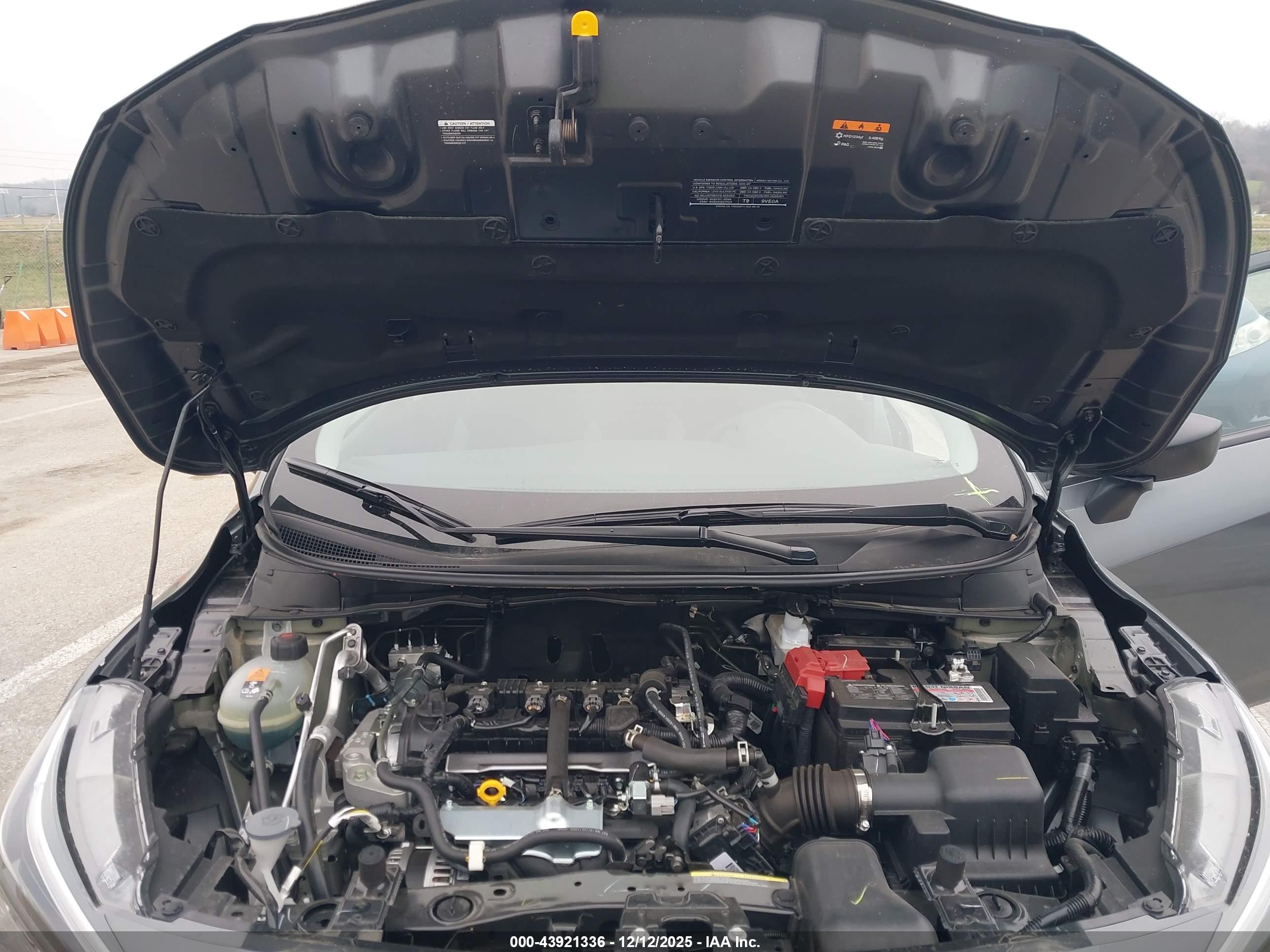 NISSAN VERSA image 10