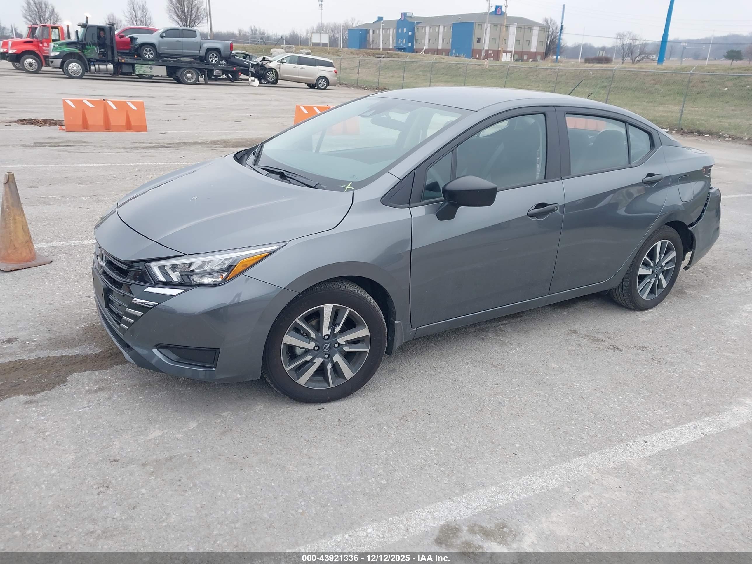 NISSAN VERSA image 2