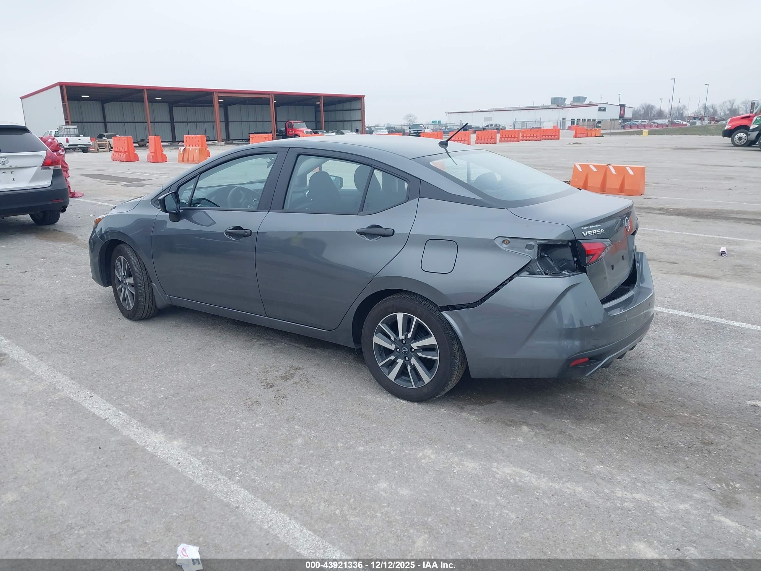 NISSAN VERSA image 3