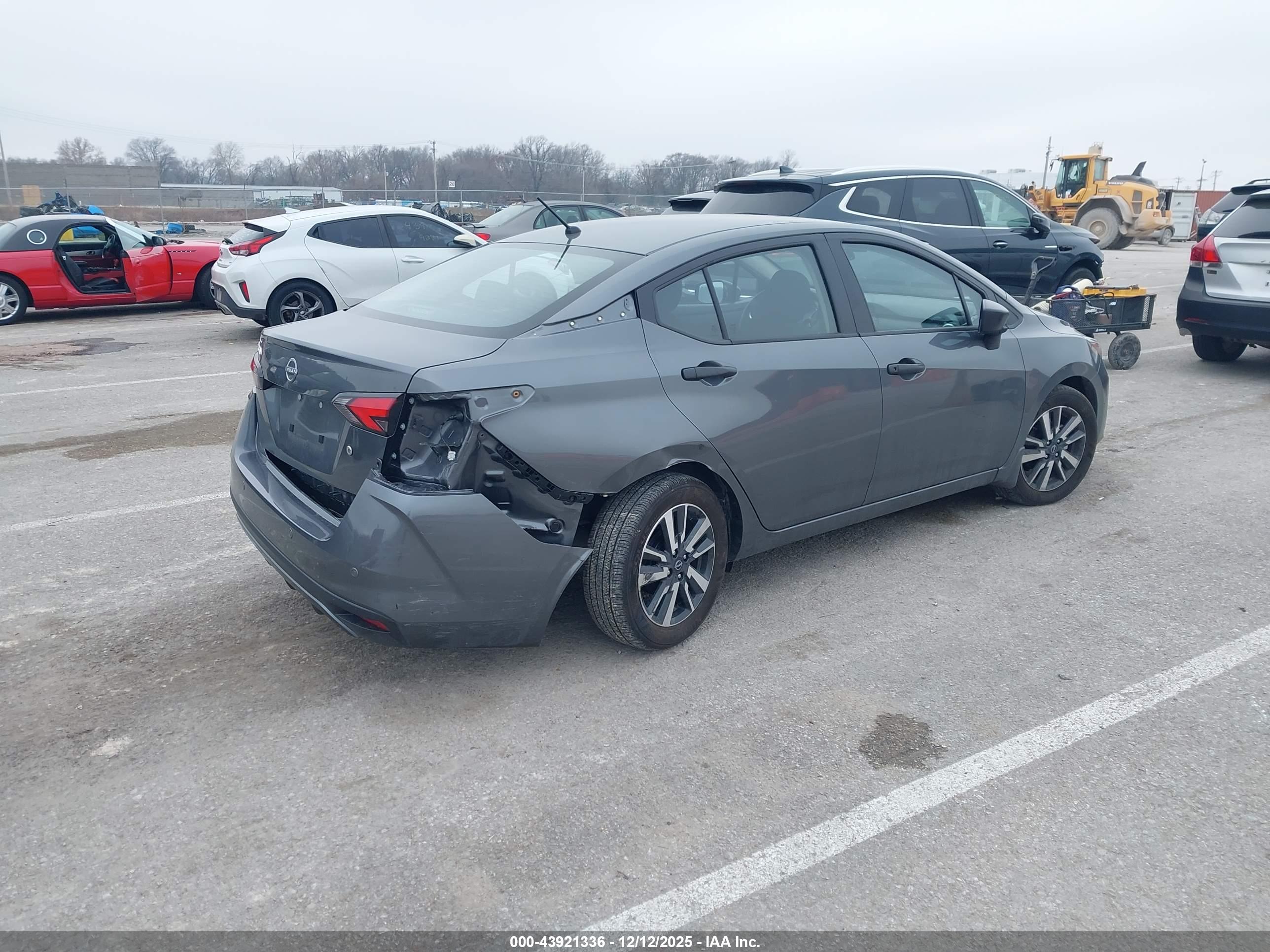 NISSAN VERSA image 4