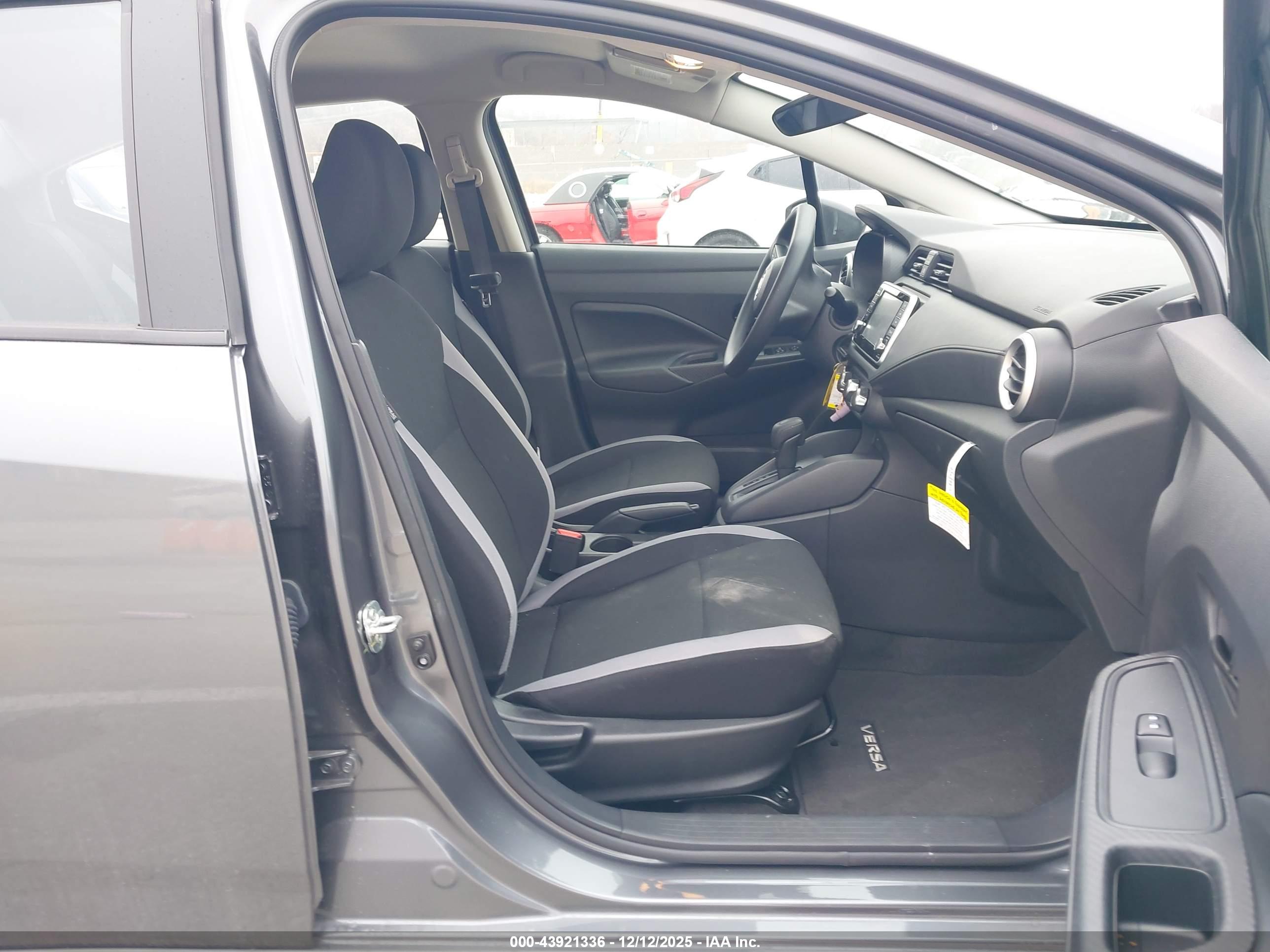 NISSAN VERSA image 5