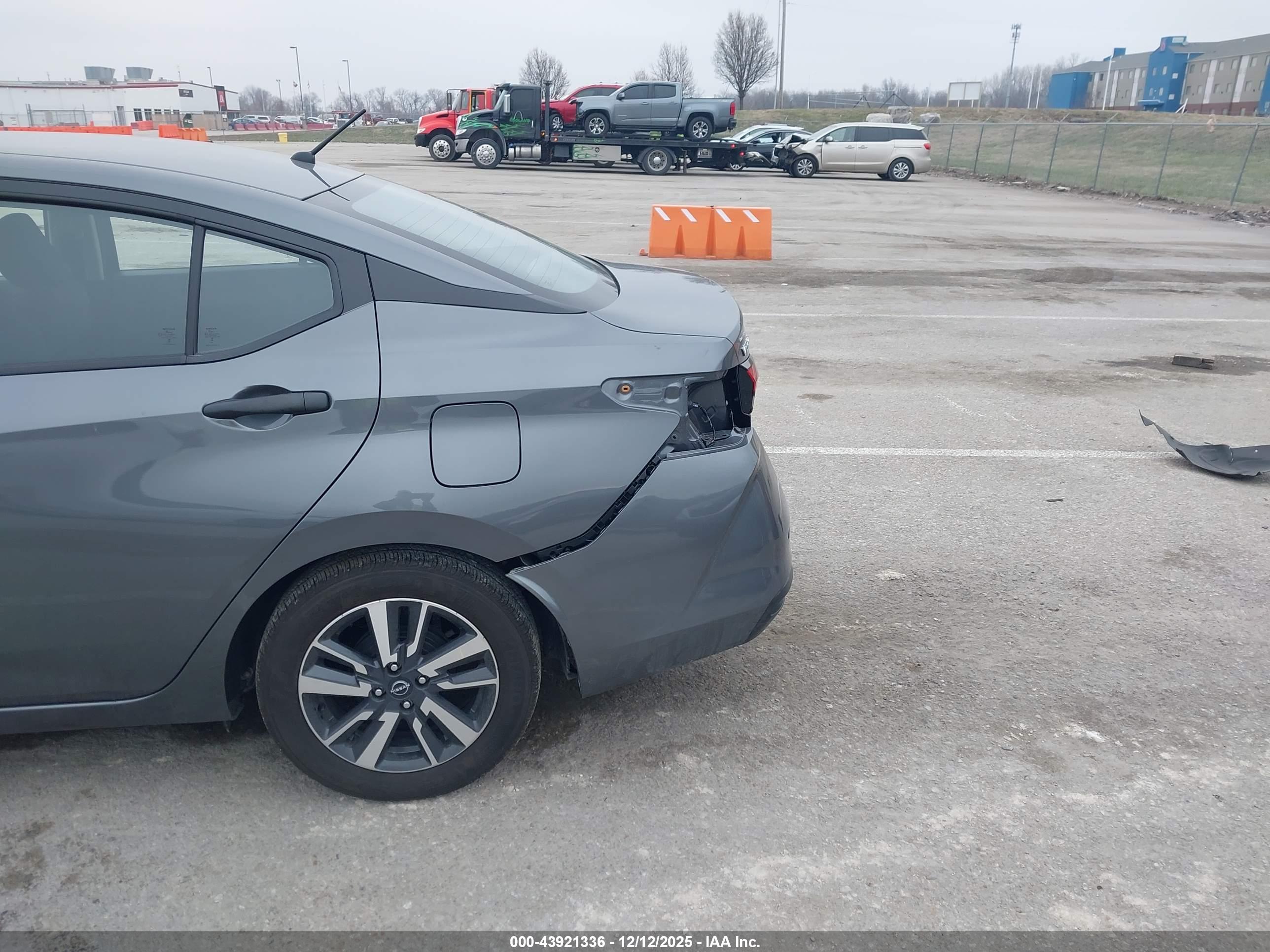 NISSAN VERSA image 6