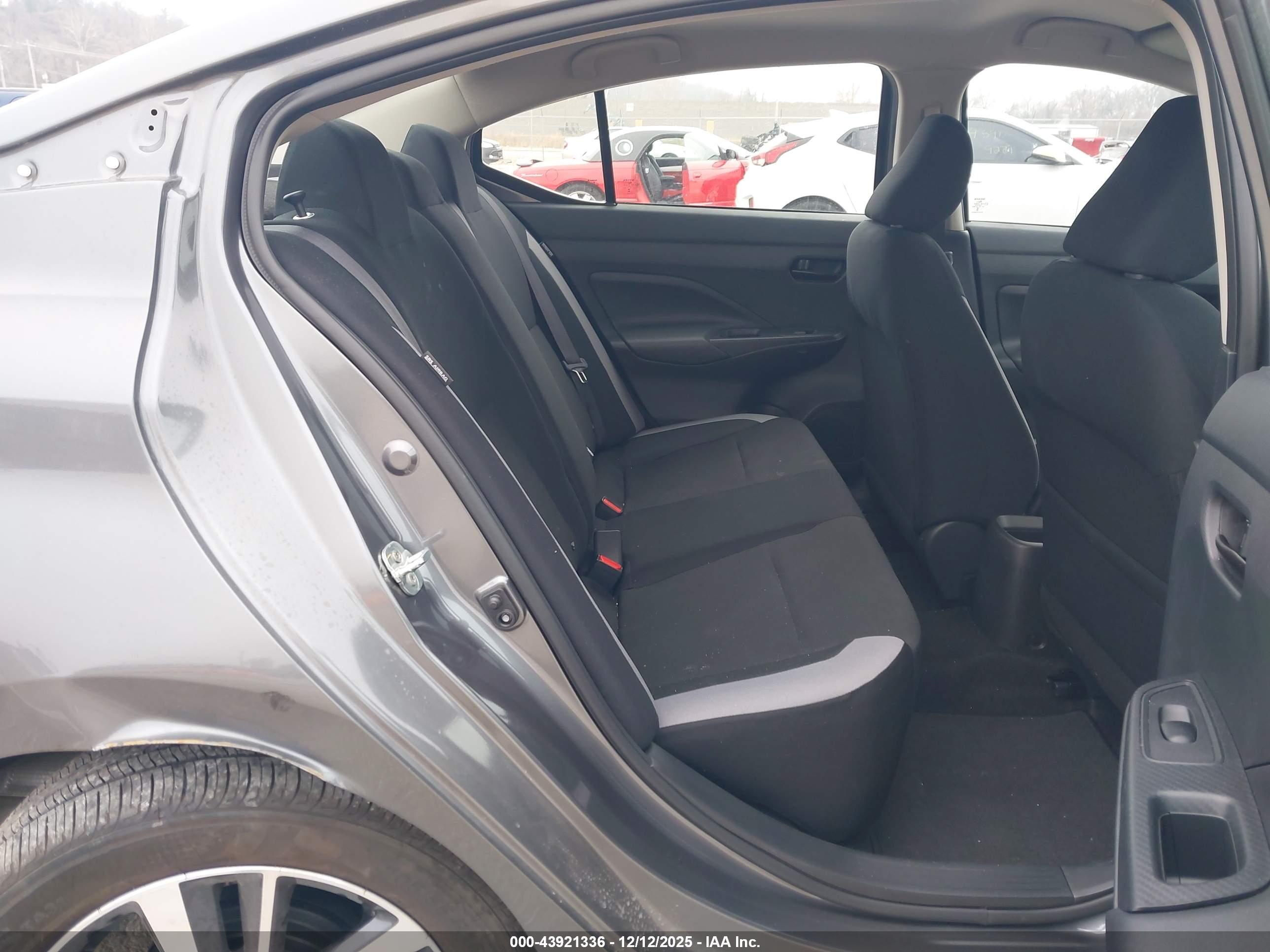 NISSAN VERSA image 8