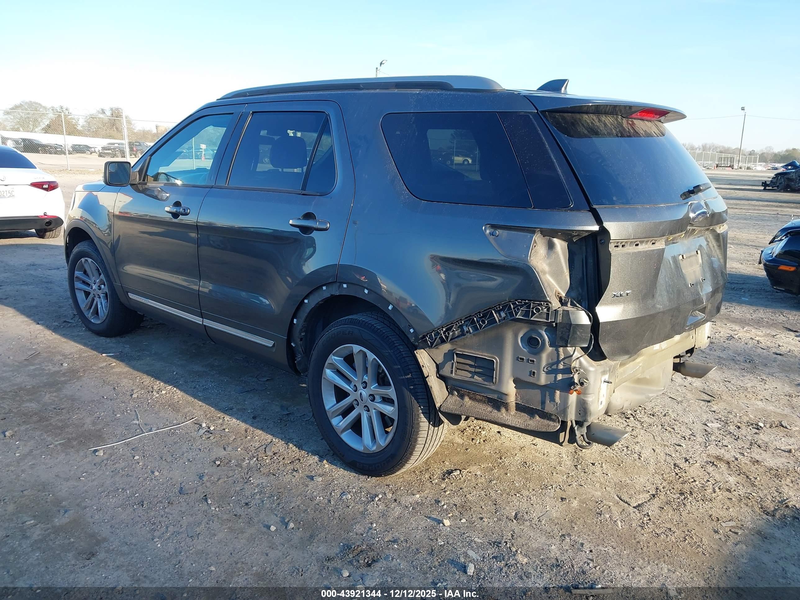 FORD EXPLORER image 3