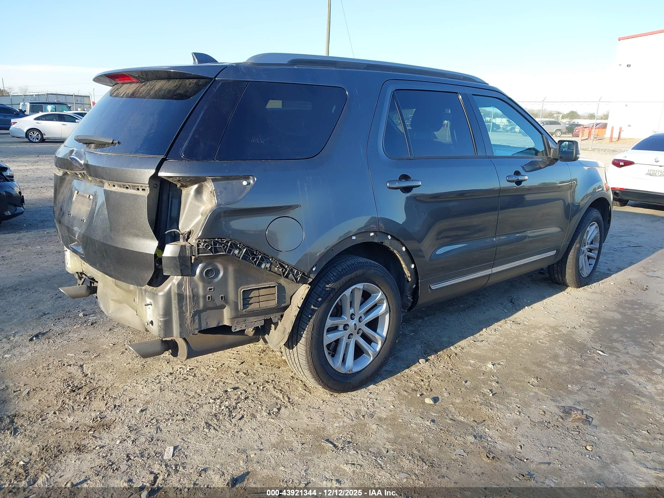 FORD EXPLORER image 4