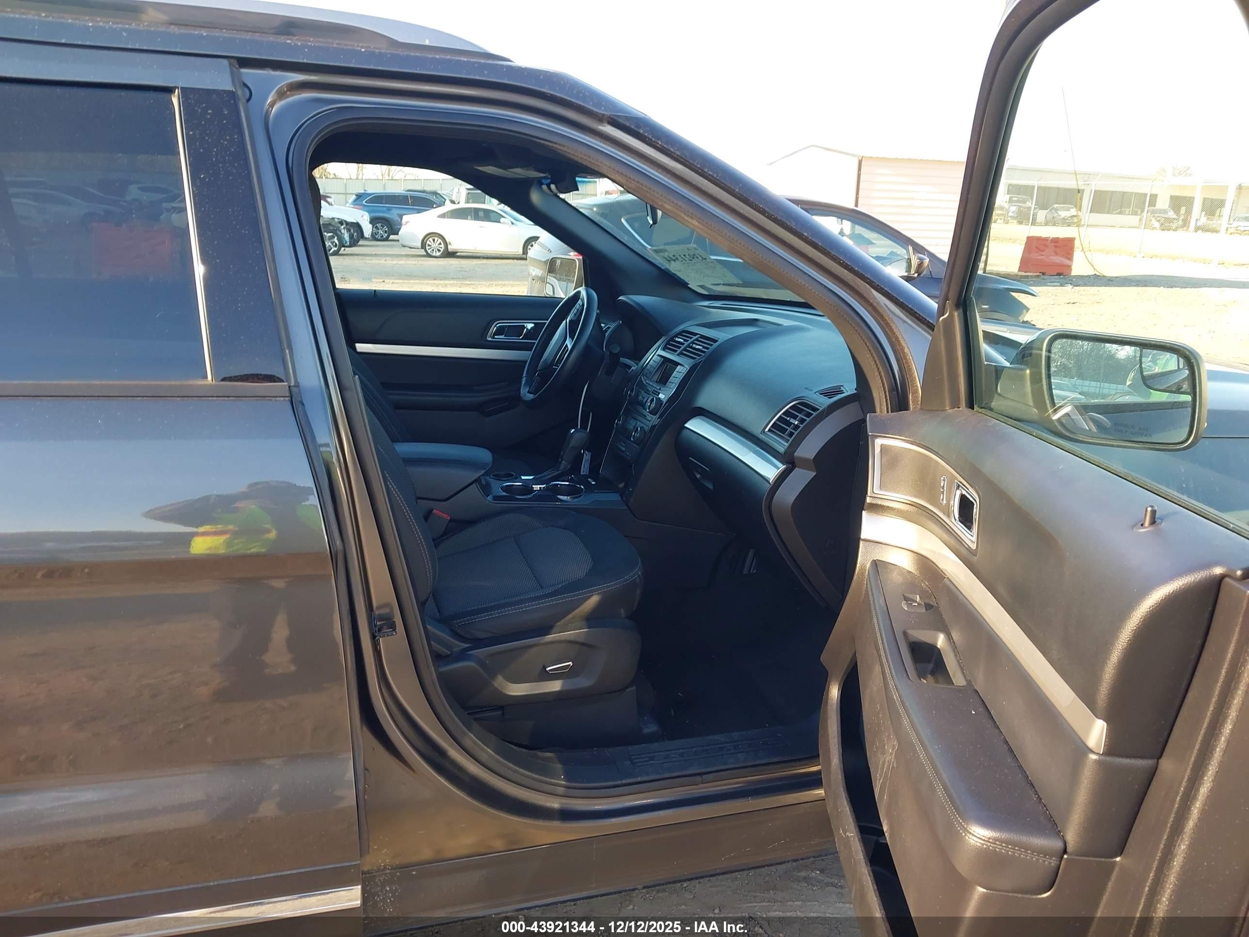 FORD EXPLORER image 5