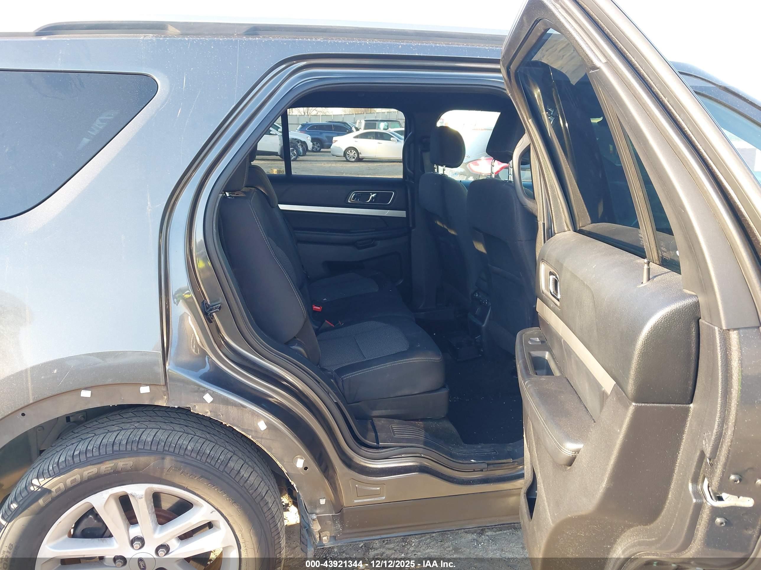 FORD EXPLORER image 8