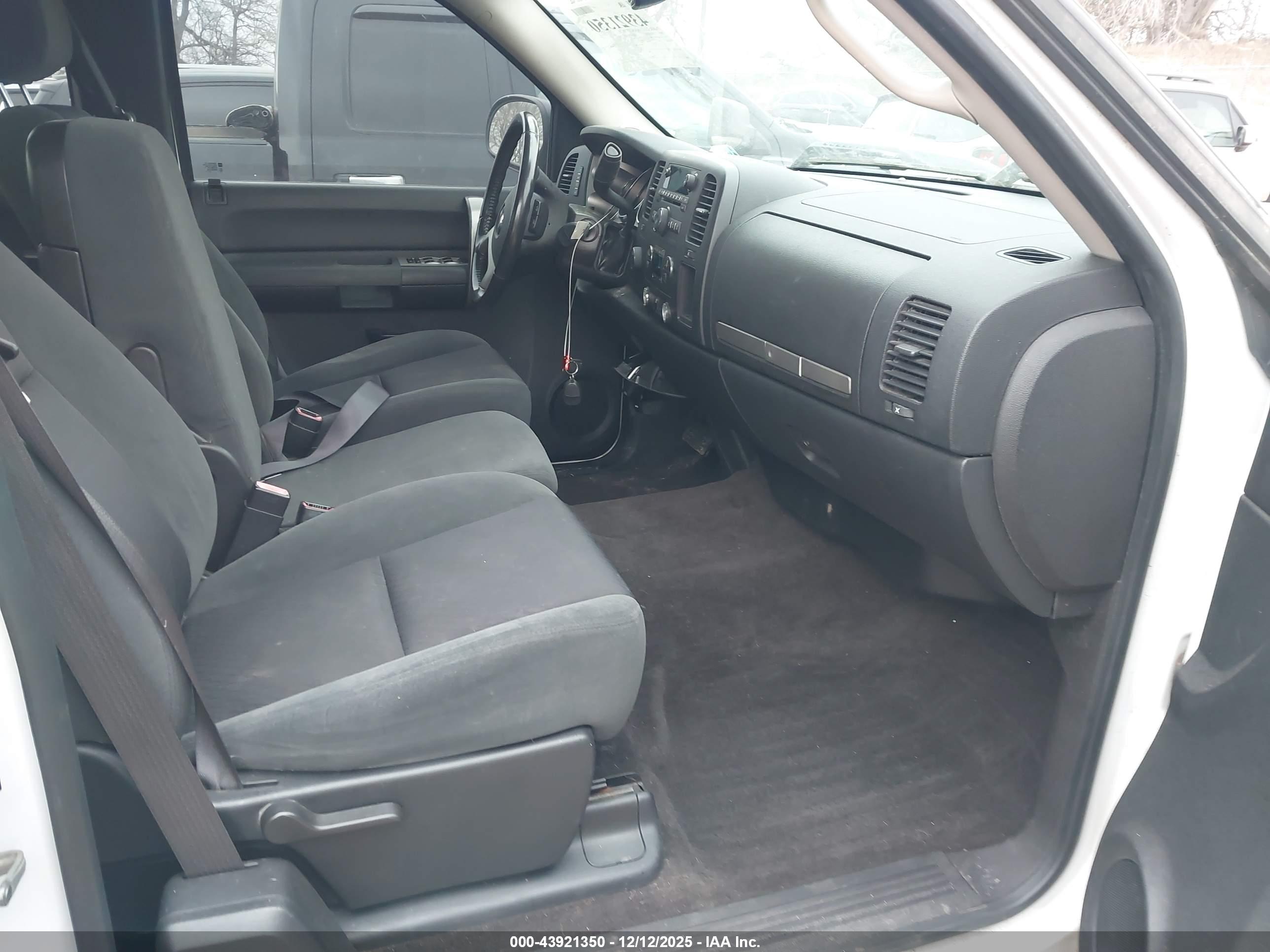 CHEVROLET SILVERADO image 5