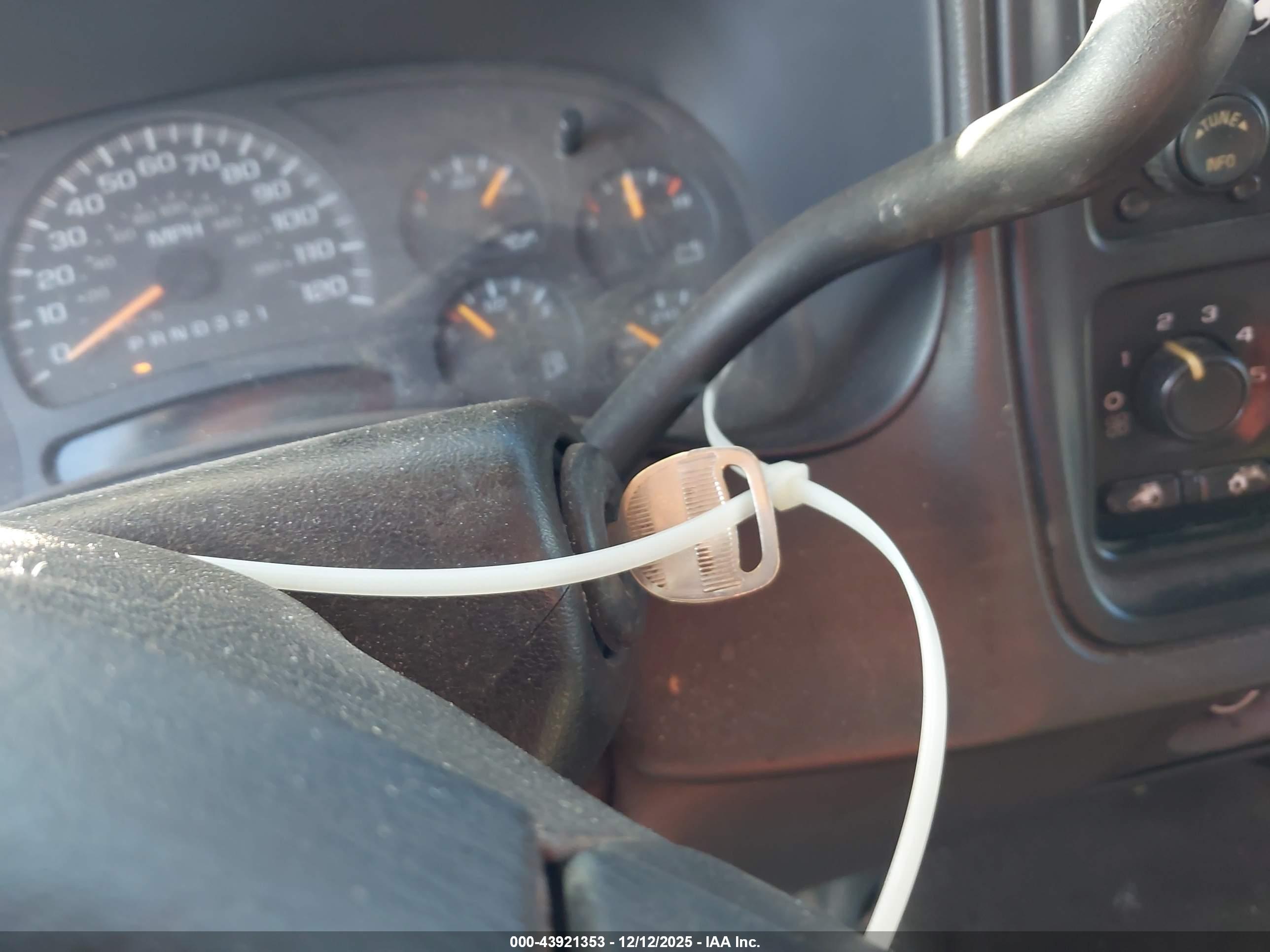 CHEVROLET SILVERADO image 11