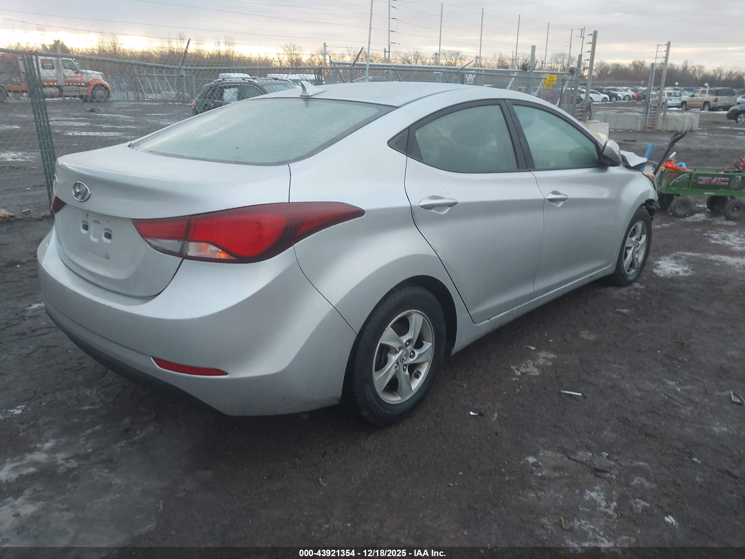 HYUNDAI ELANTRA image 4