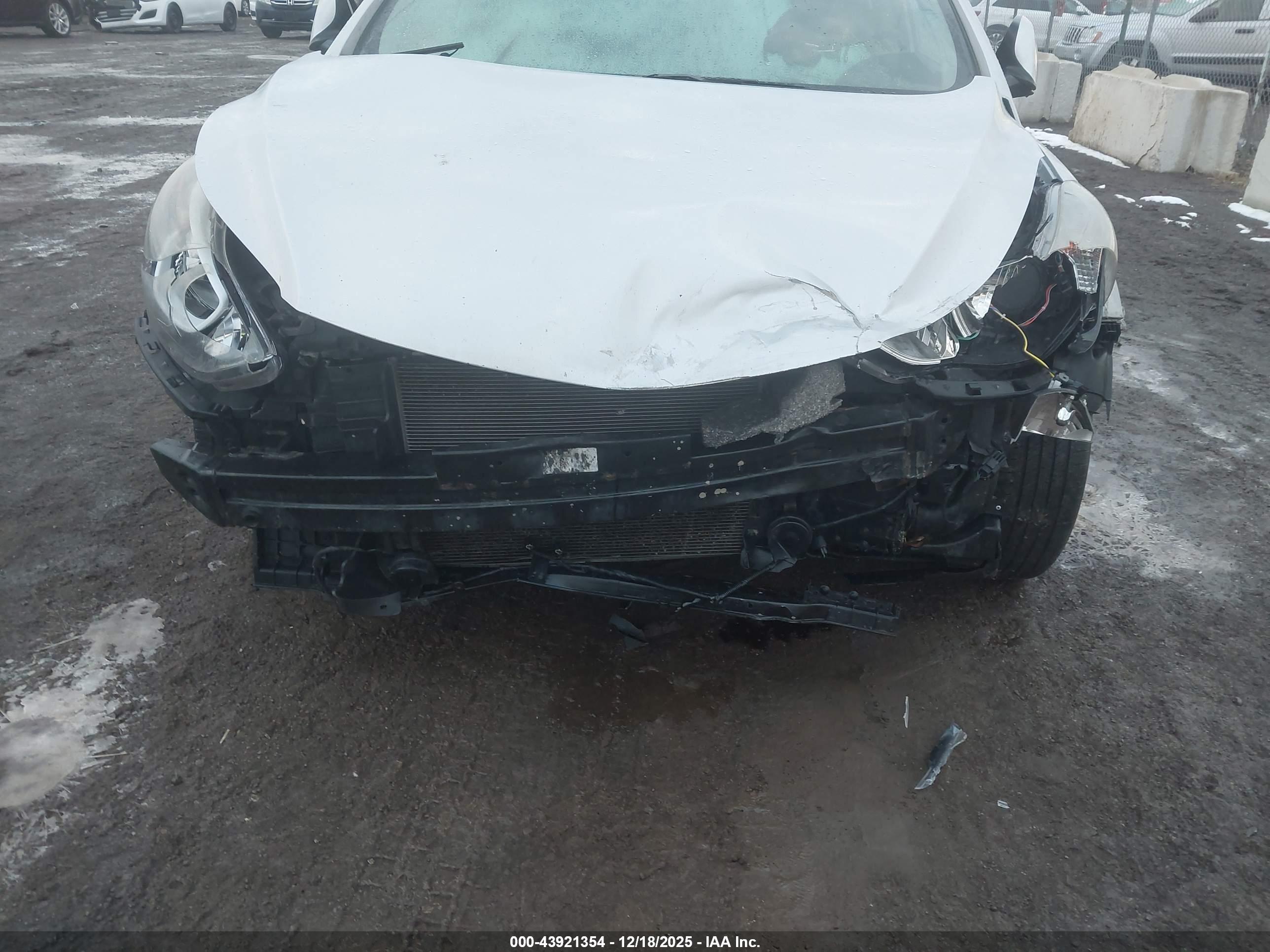 HYUNDAI ELANTRA image 6