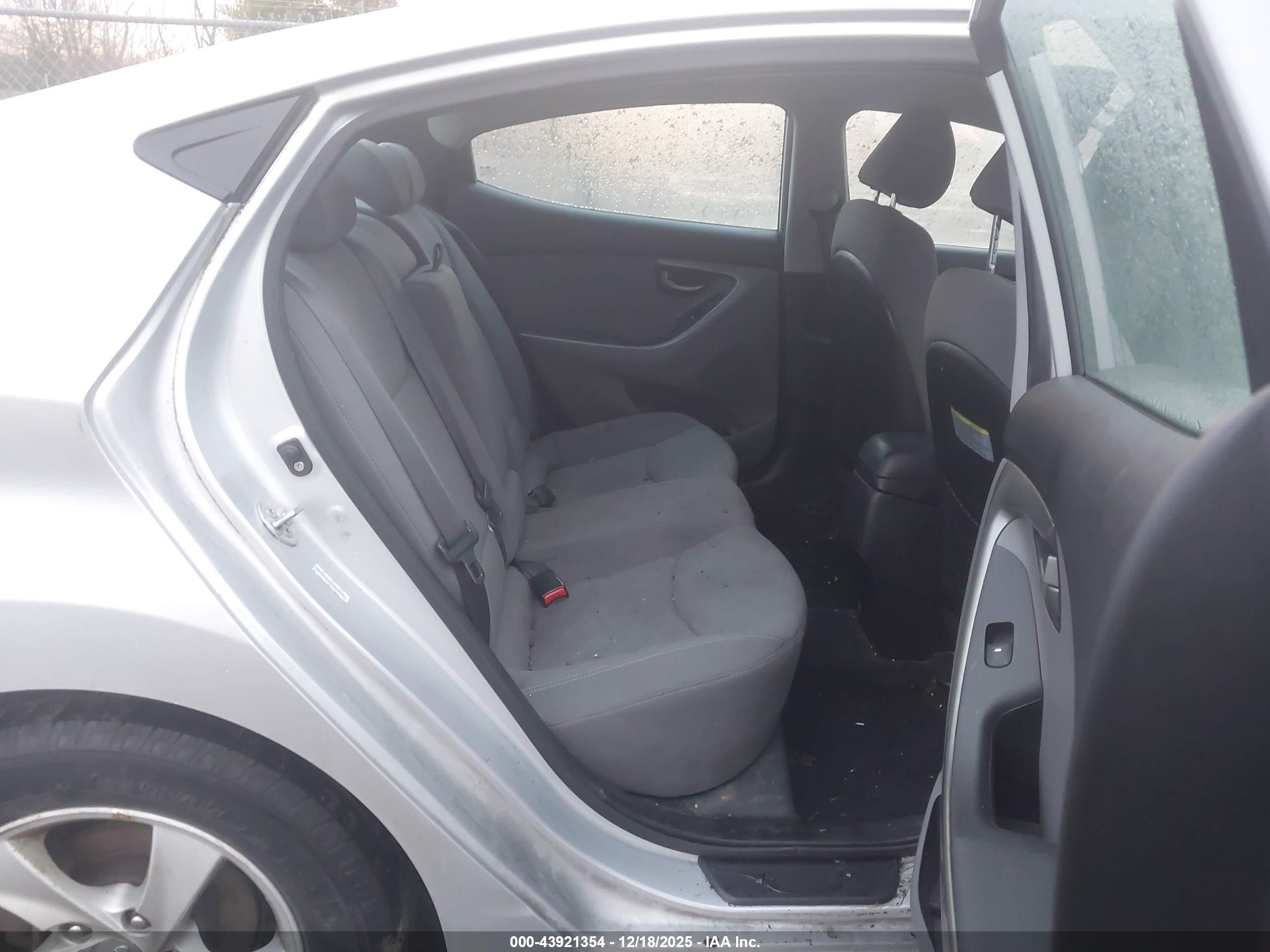 HYUNDAI ELANTRA image 8