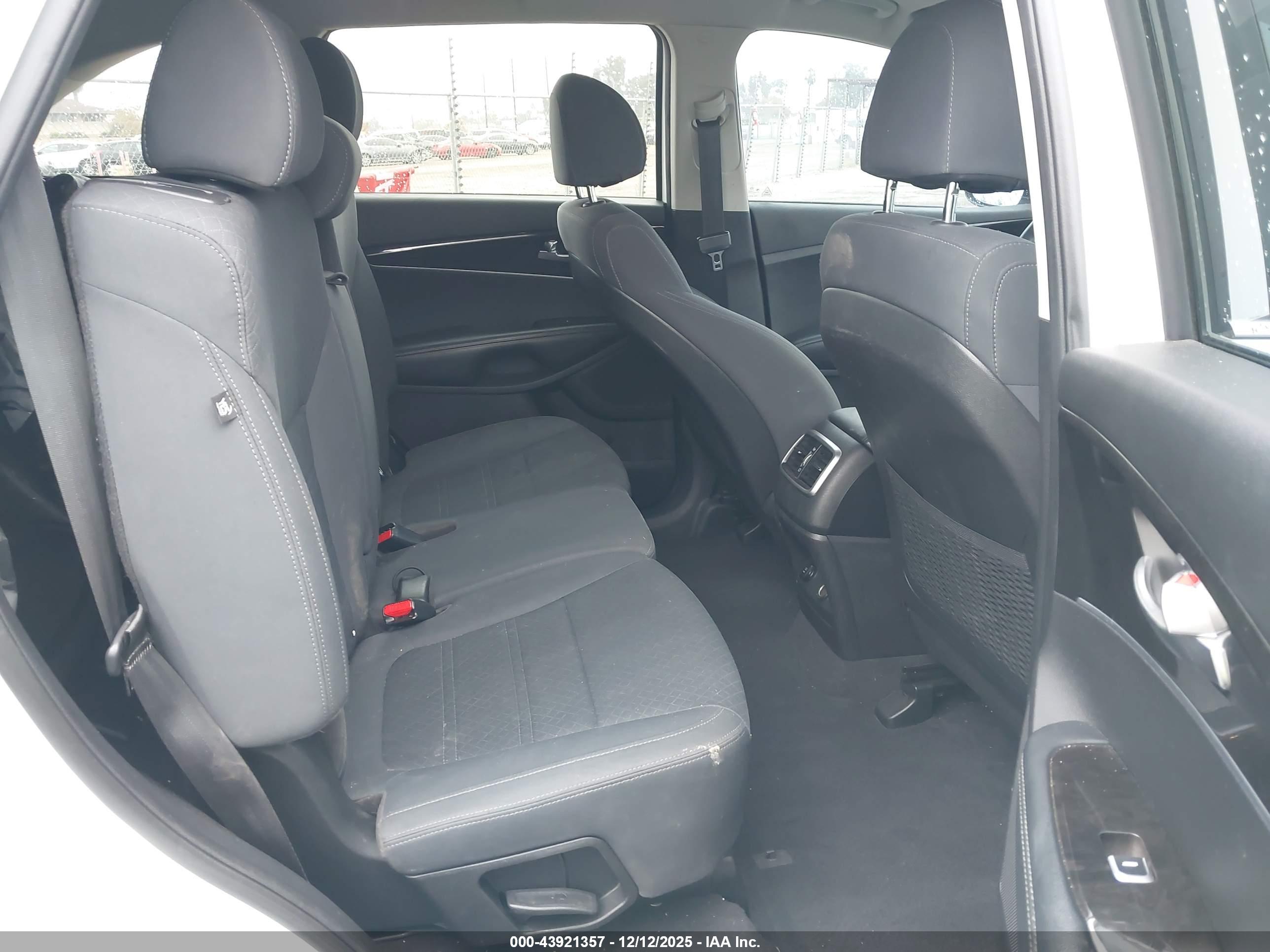 KIA SORENTO image 8
