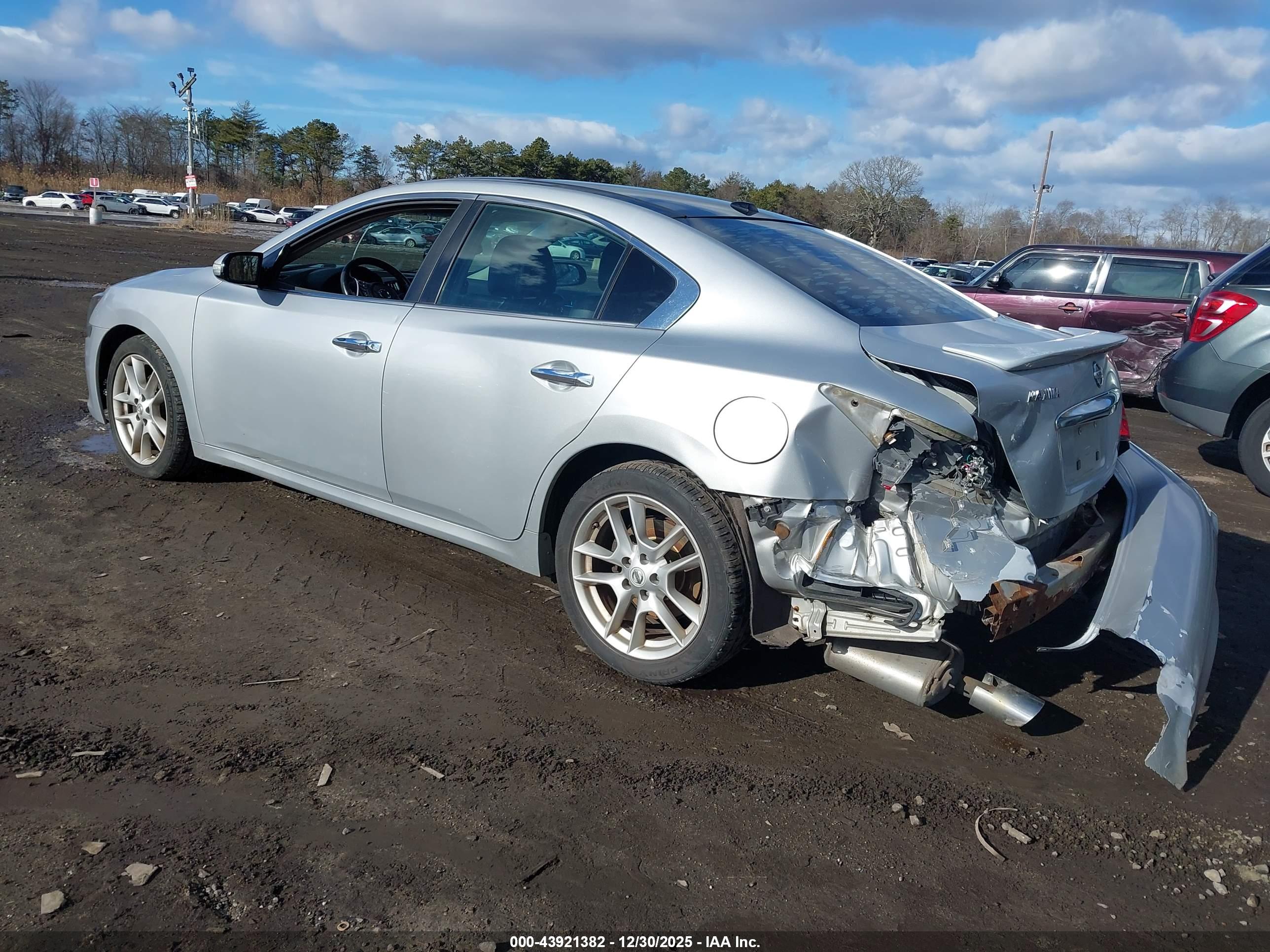 NISSAN MAXIMA image 3