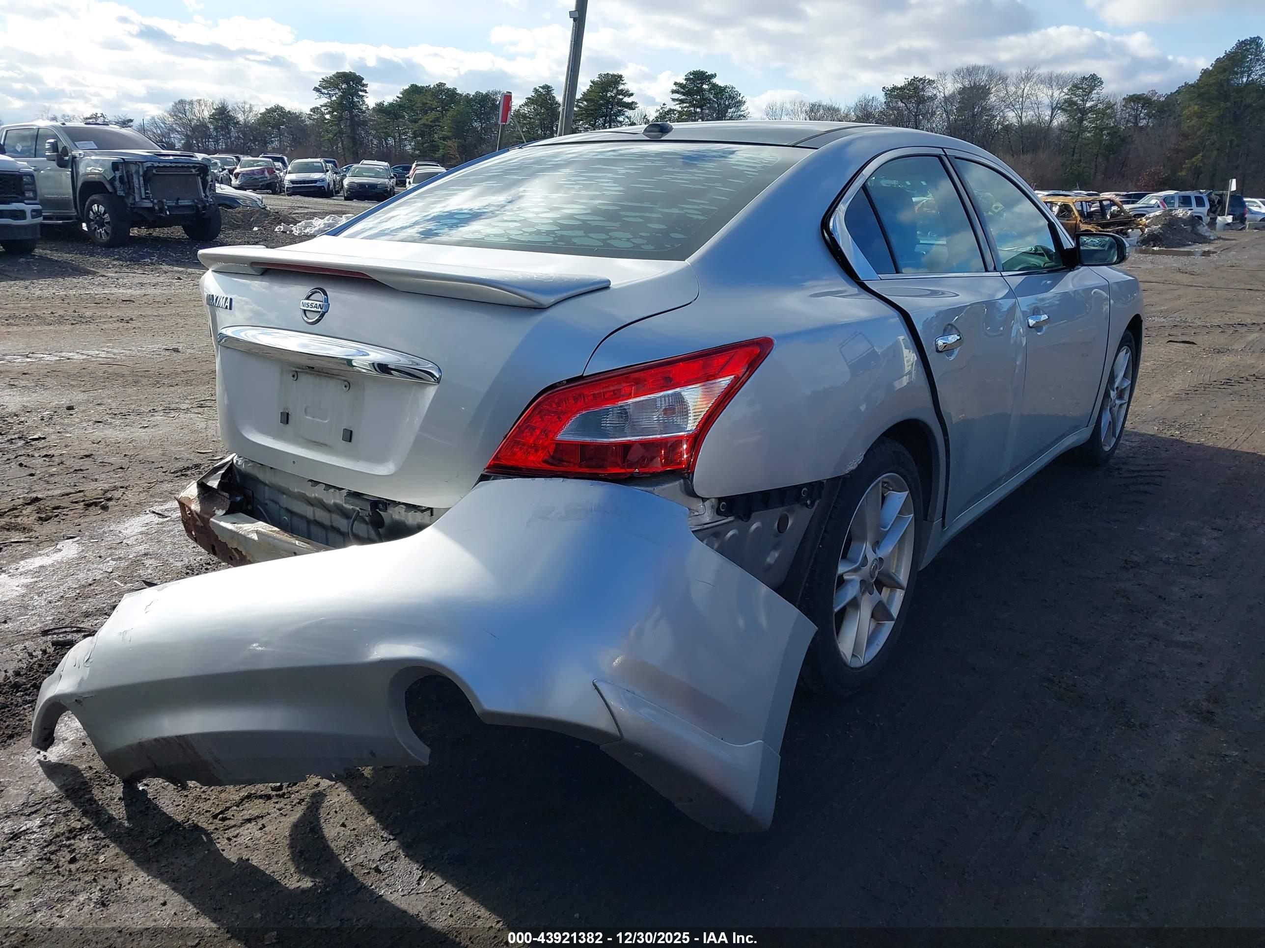 NISSAN MAXIMA image 4
