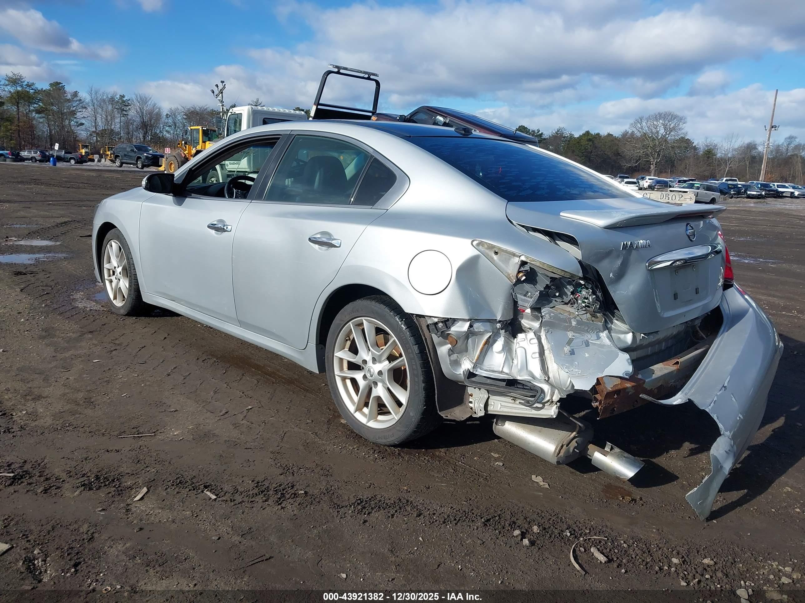 NISSAN MAXIMA image 6