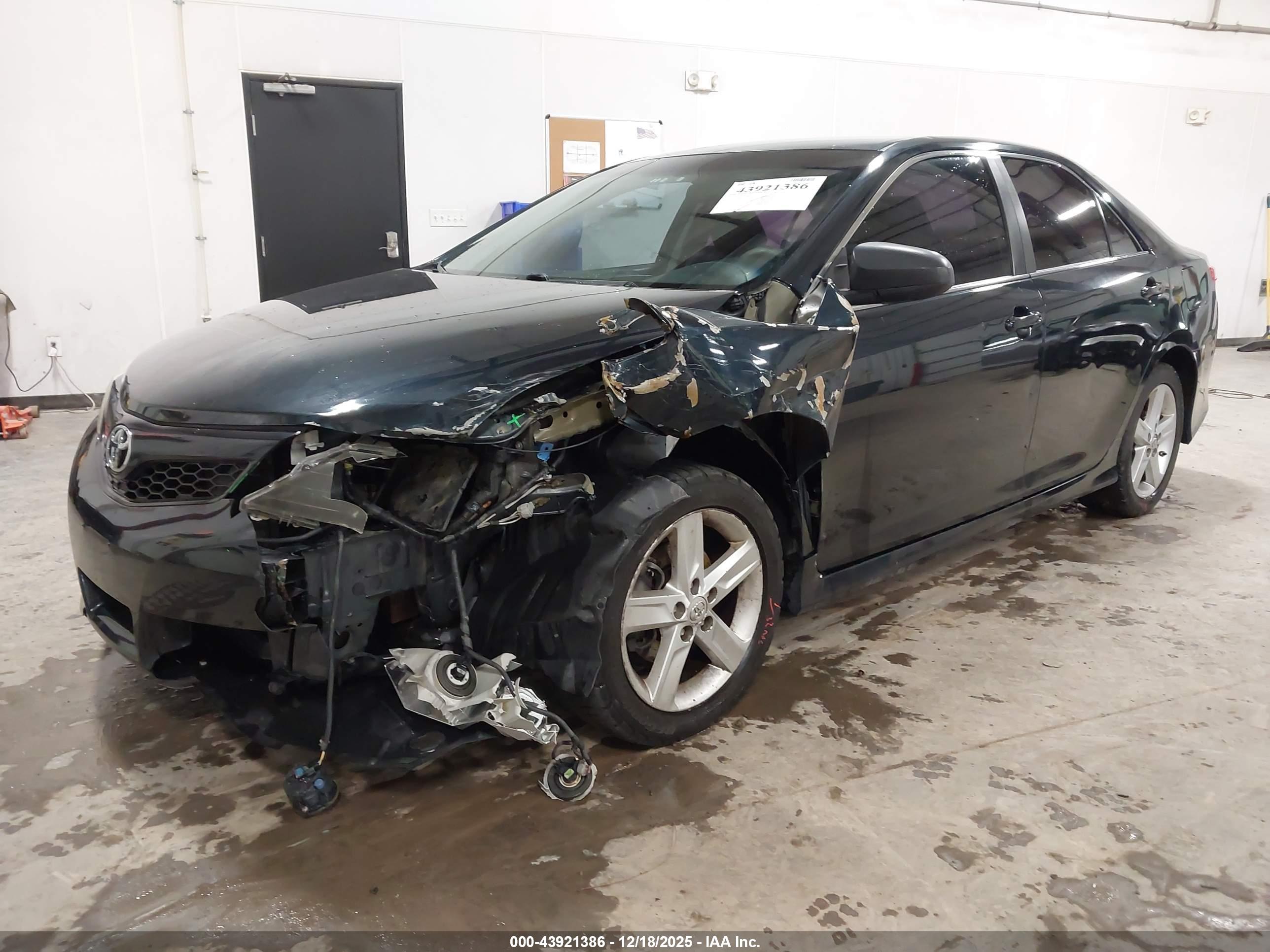 TOYOTA CAMRY image 2