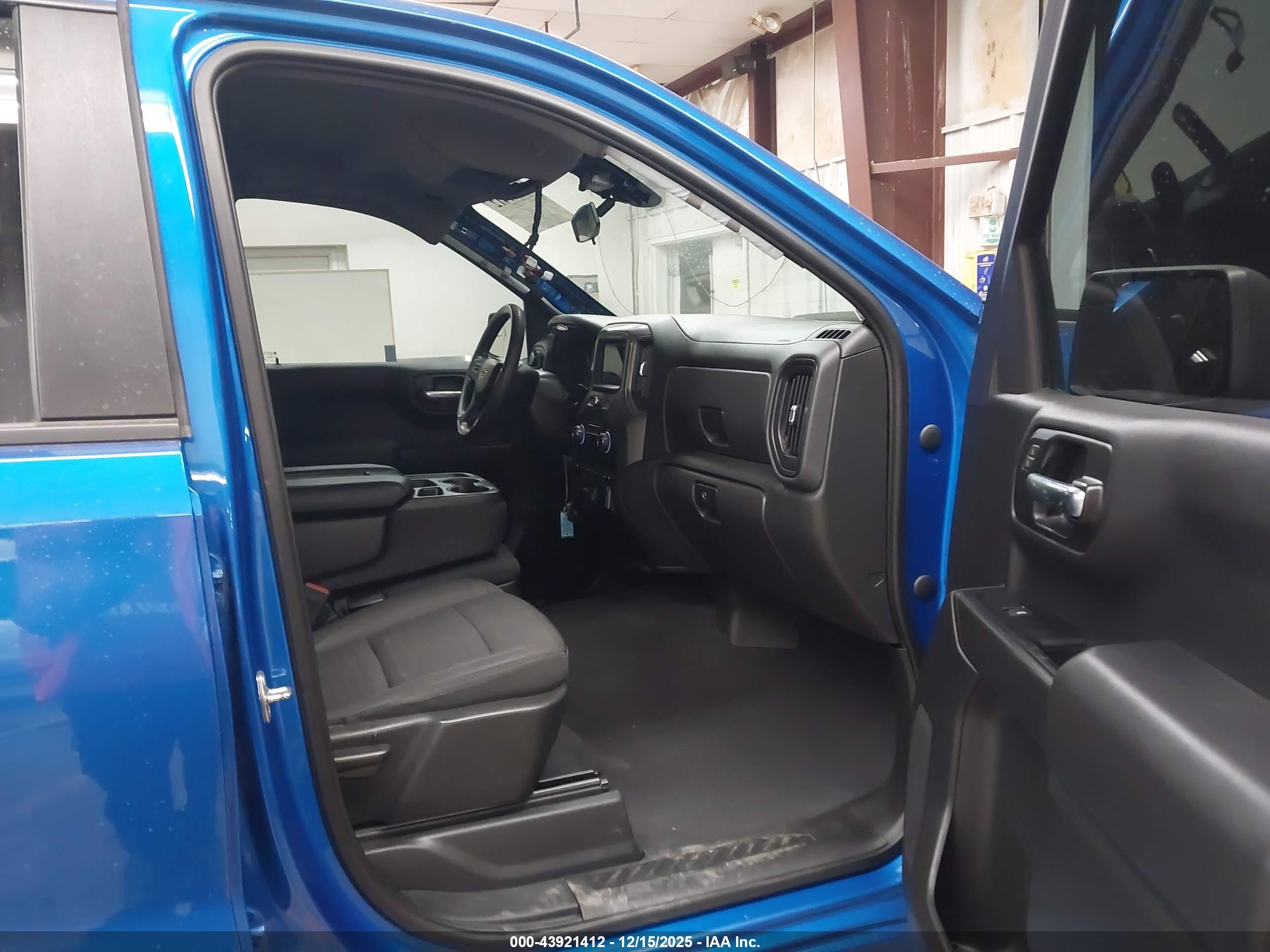 CHEVROLET SILVERADO image 5