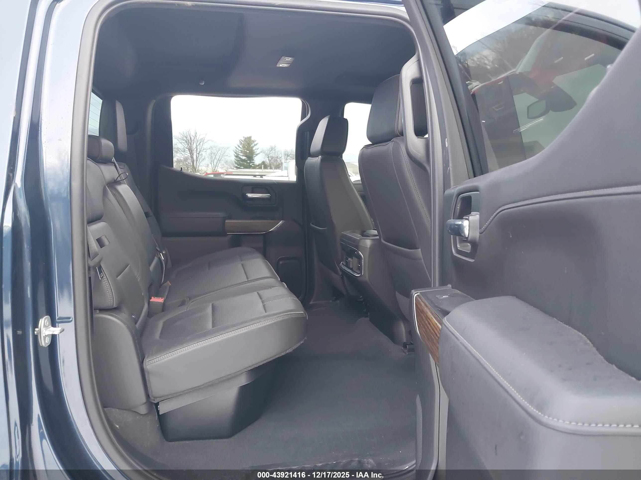 CHEVROLET SILVERADO image 8