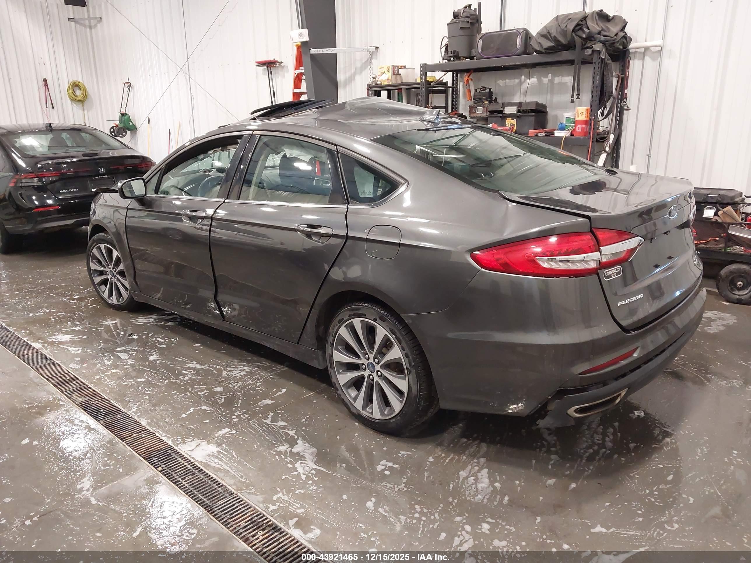 FORD FUSION image 3