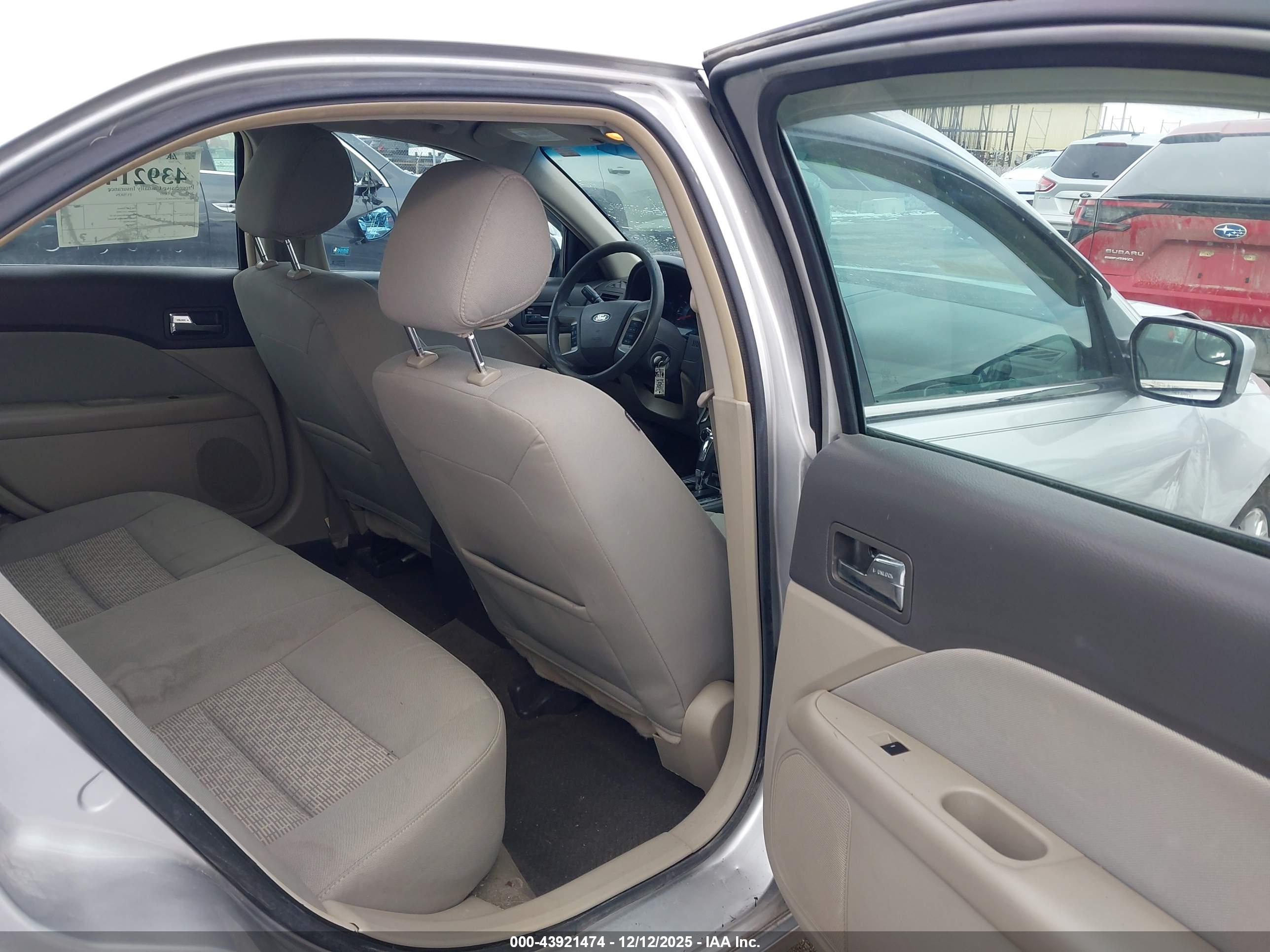 FORD FUSION image 8