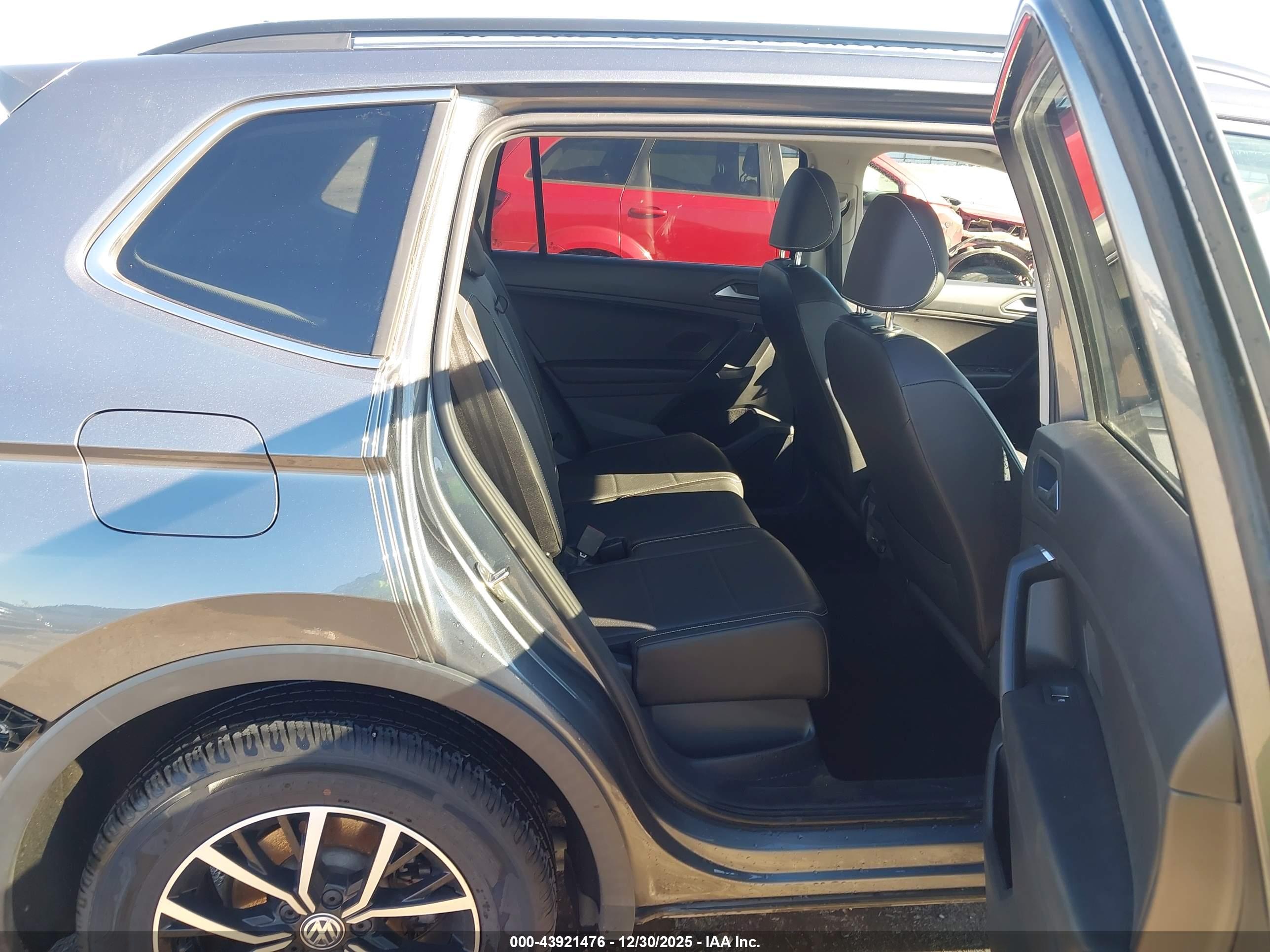 VOLKSWAGEN TIGUAN image 8