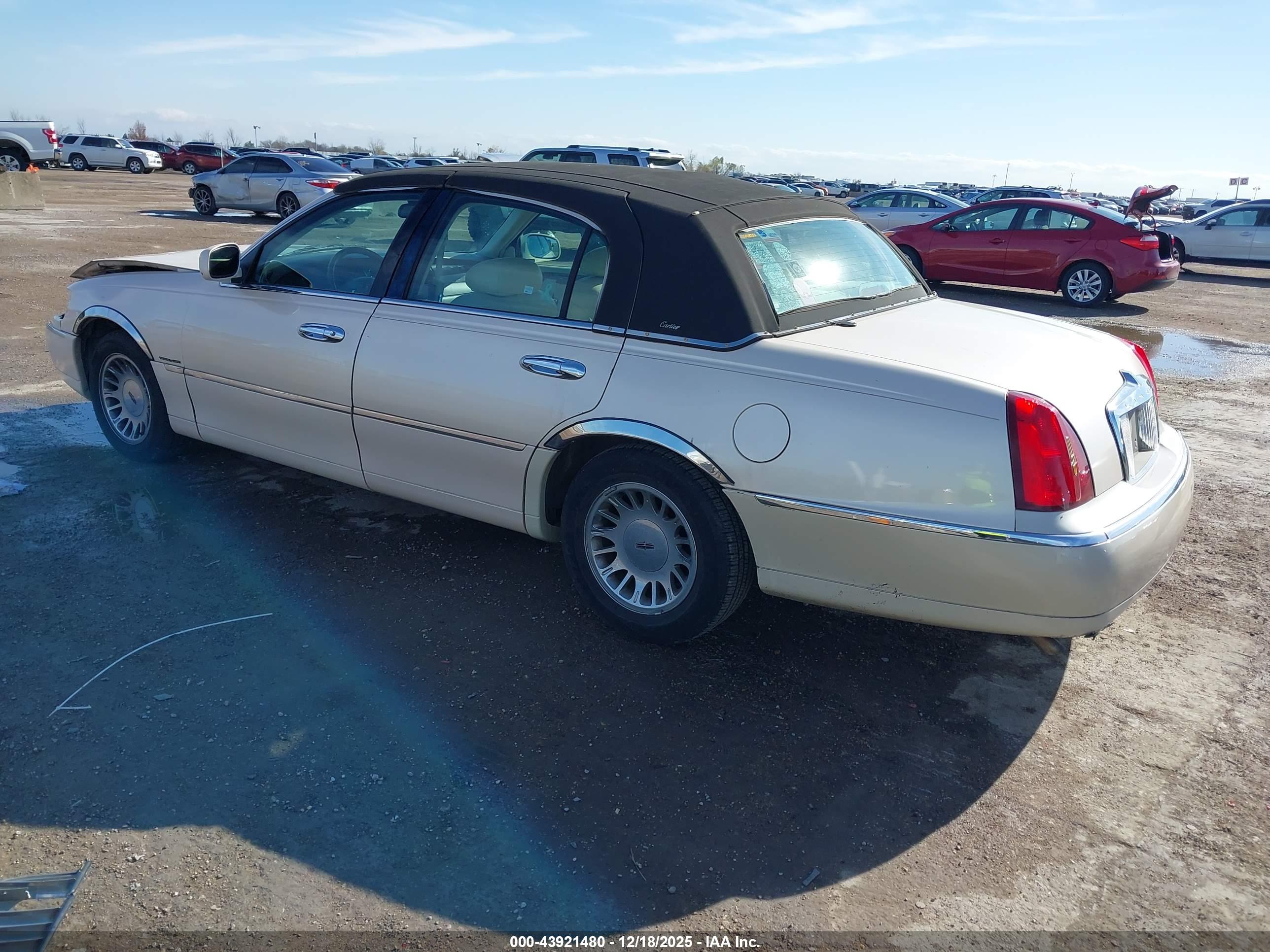 LINCOLN TOWN image 3