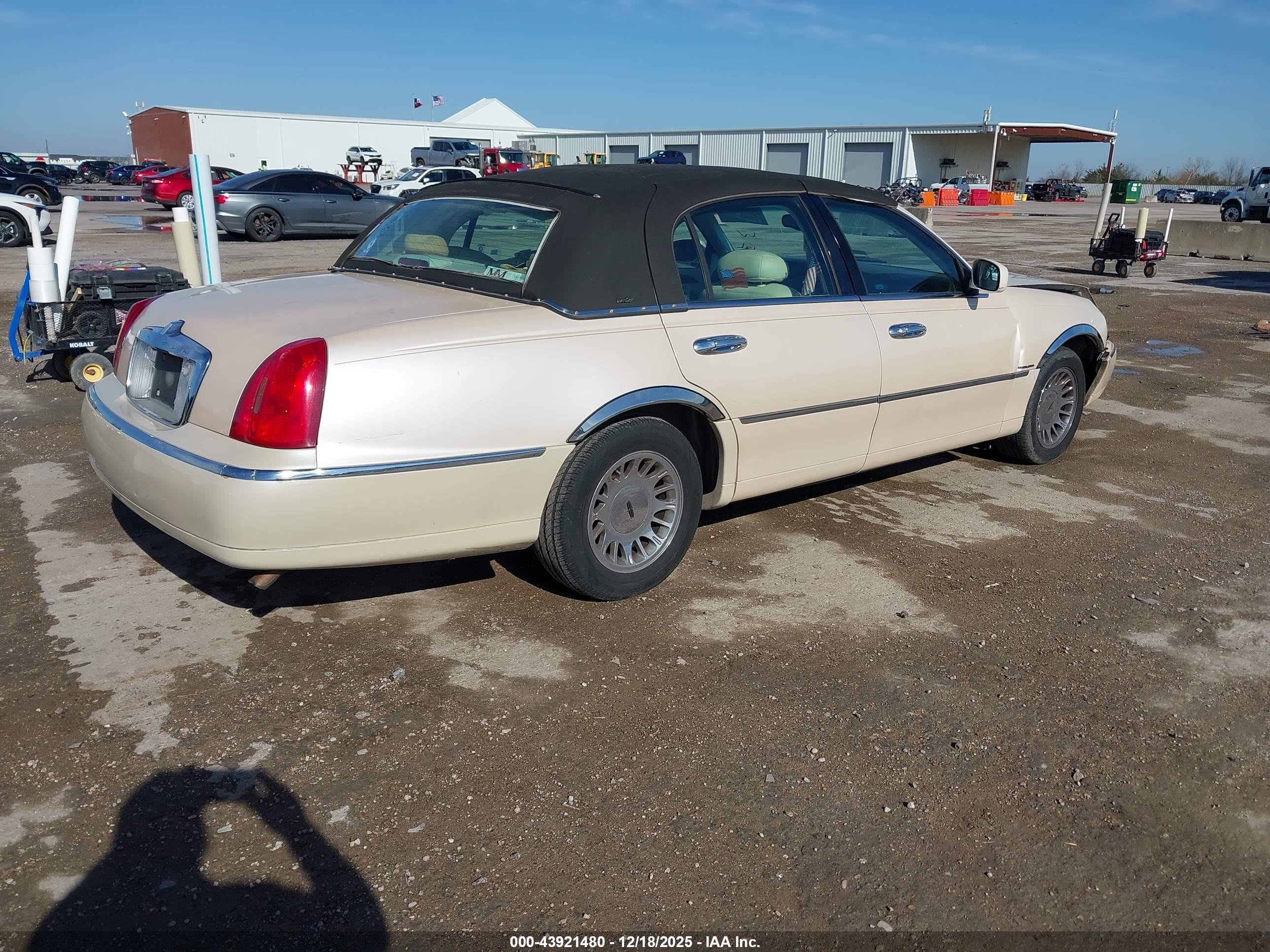 LINCOLN TOWN image 4