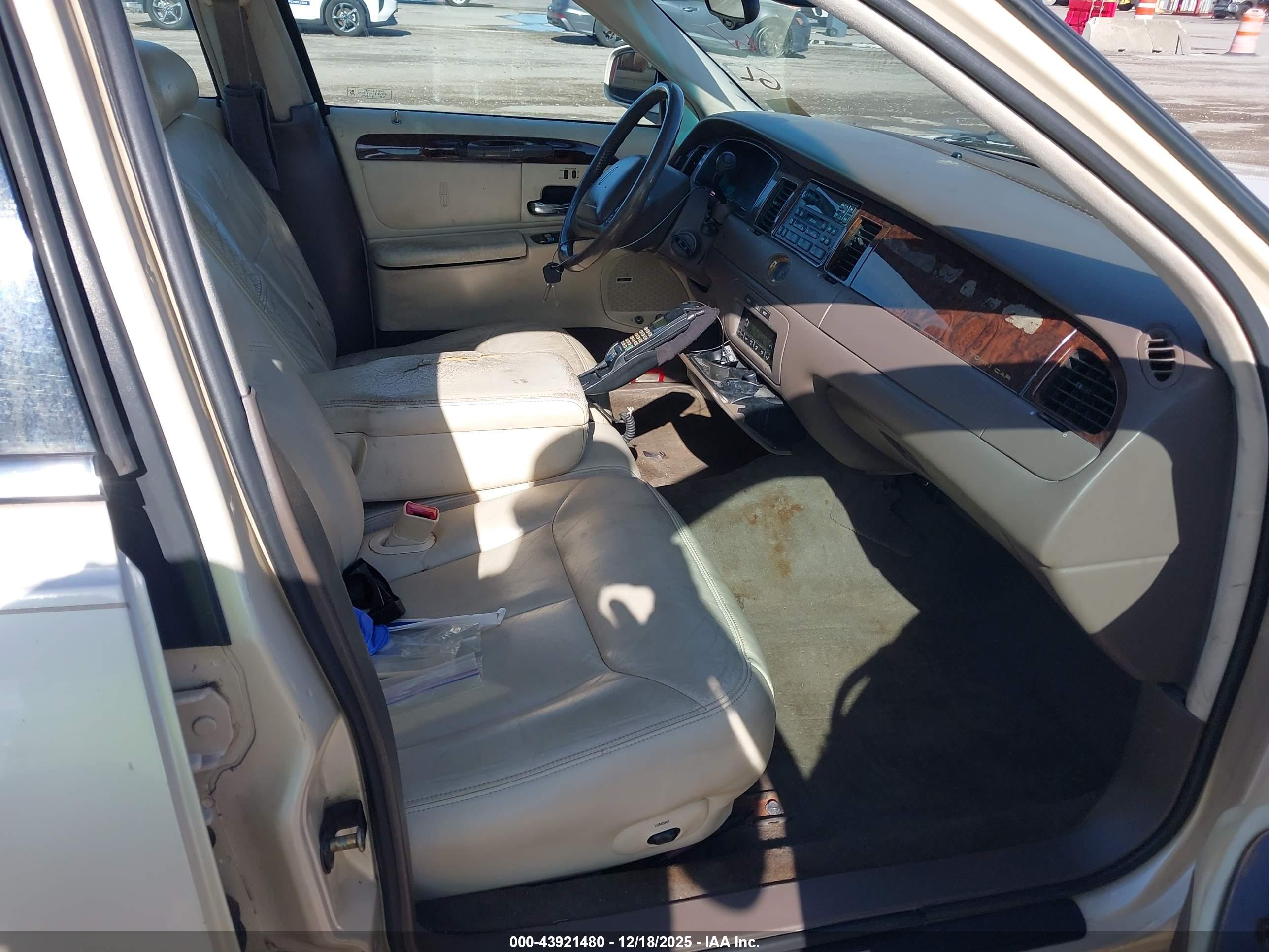 LINCOLN TOWN image 5