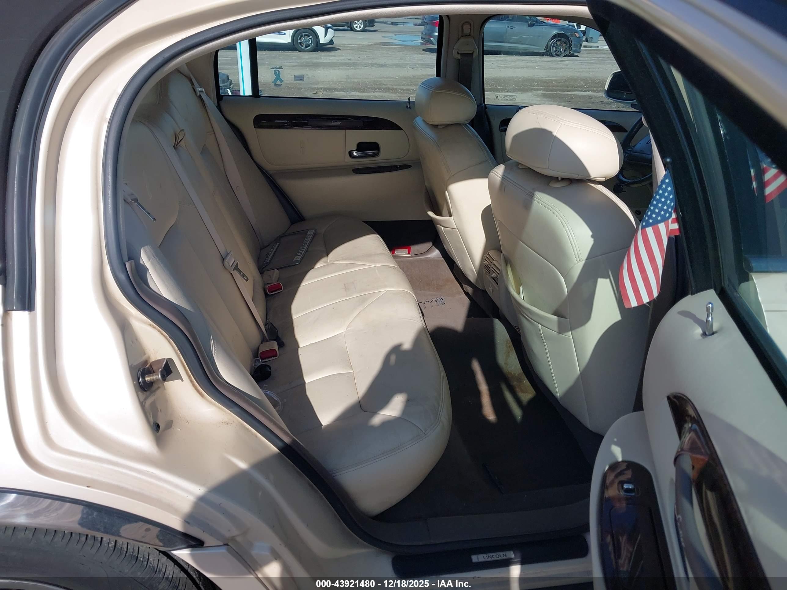 LINCOLN TOWN image 8