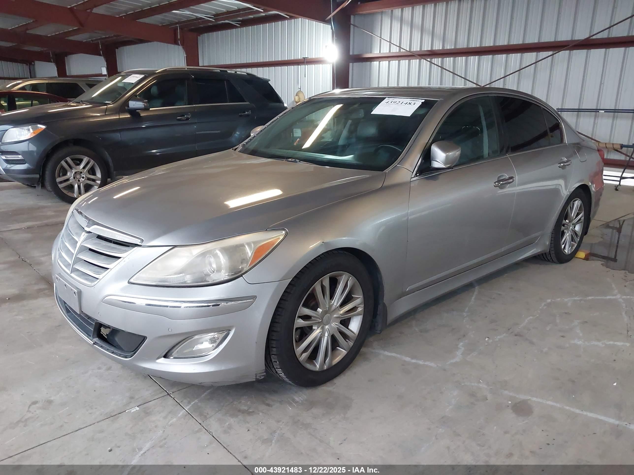 HYUNDAI GENESIS image 2