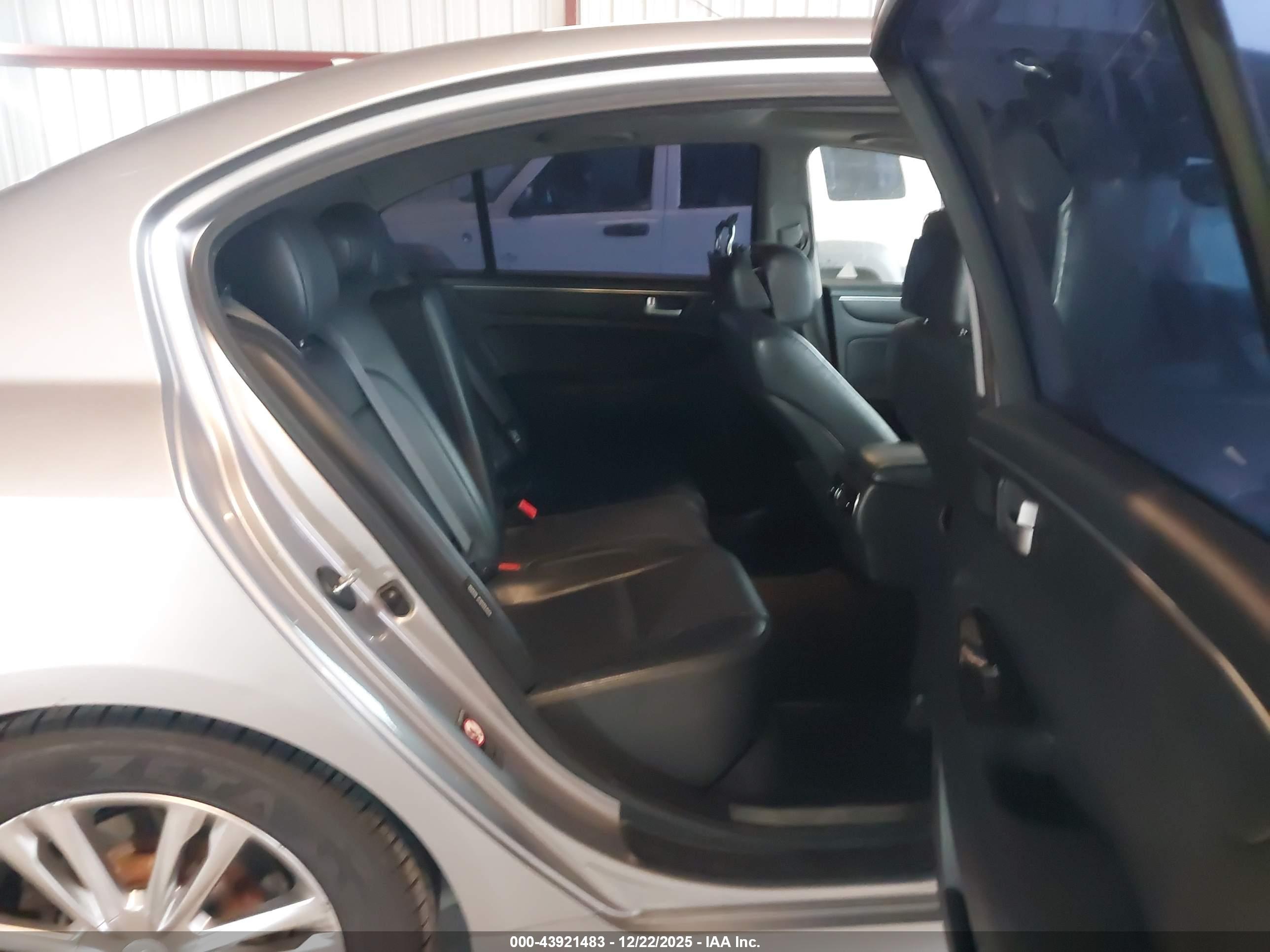 HYUNDAI GENESIS image 8