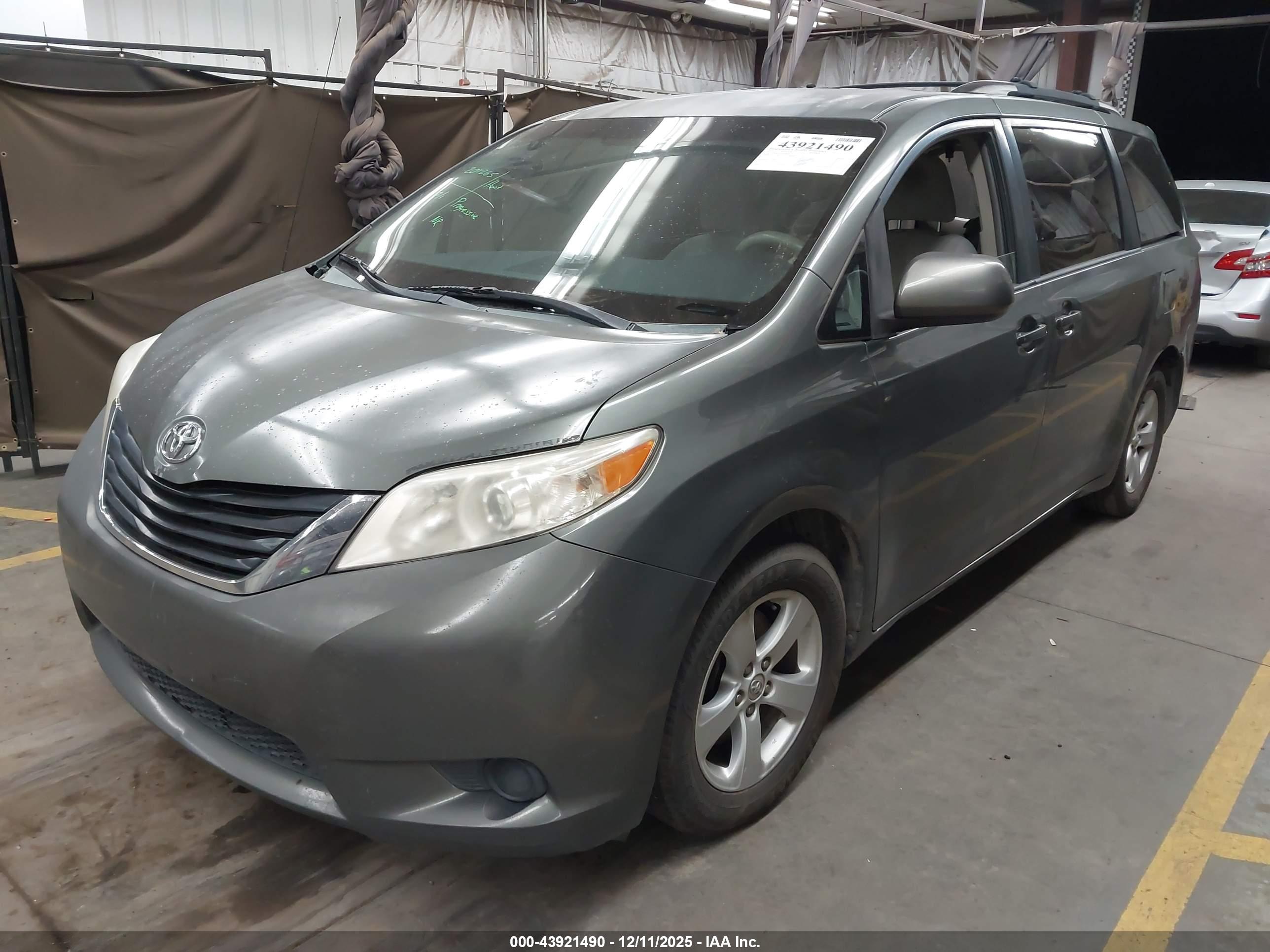 TOYOTA SIENNA image 2