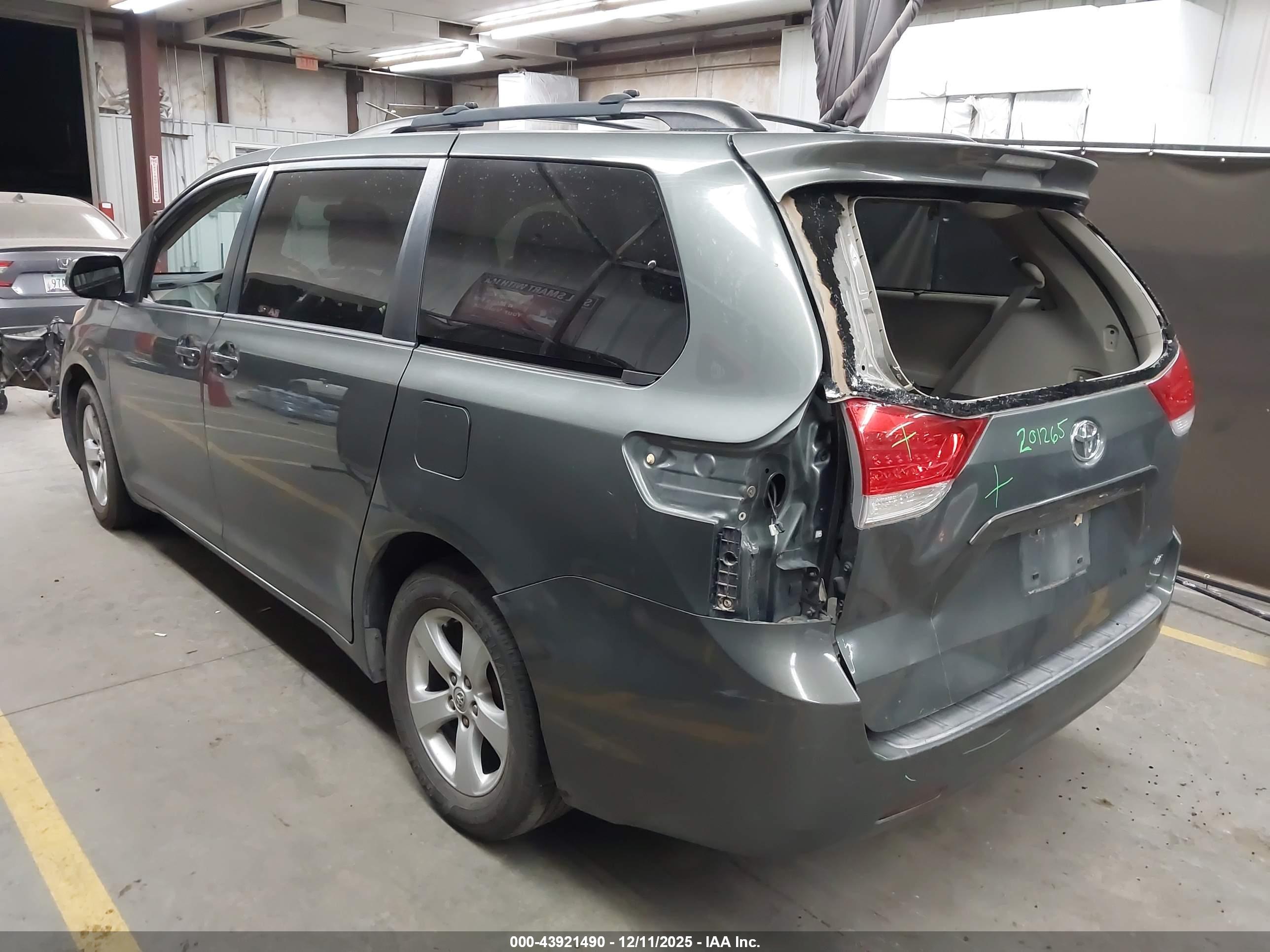 TOYOTA SIENNA image 3