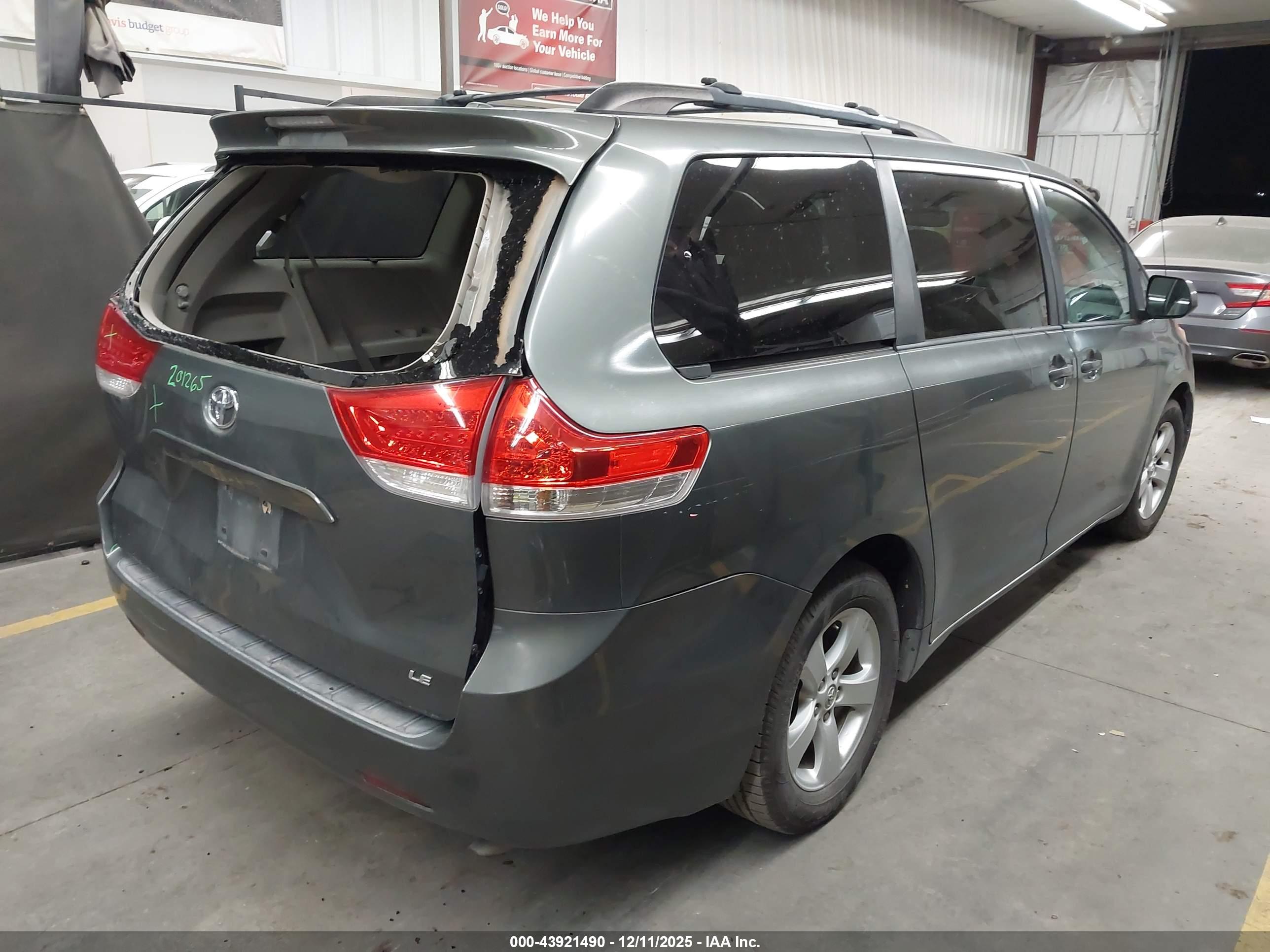 TOYOTA SIENNA image 4